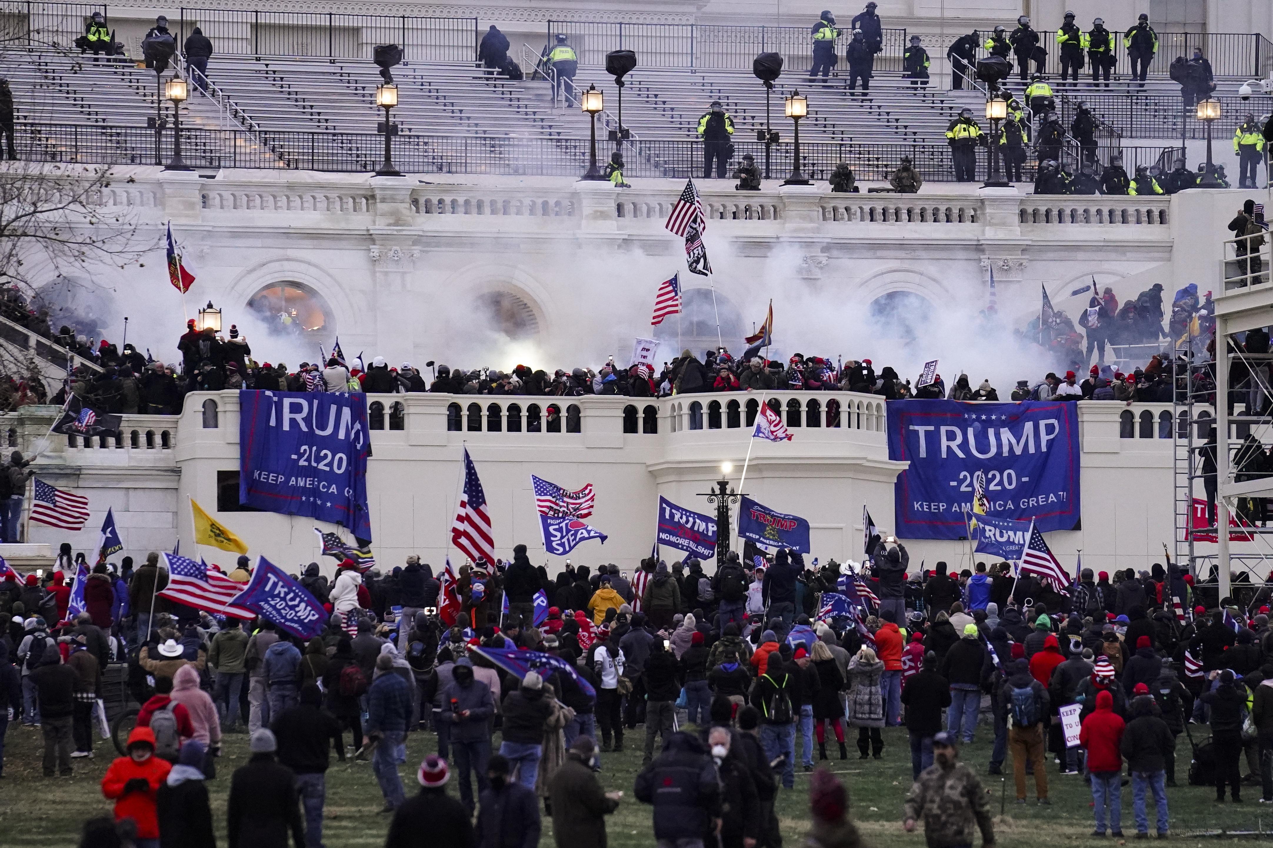 Manifestantes violentos, leales al presidente Donald Trump, irrumpieron en el Capitolio el 6 de enero de 2021 en Washington. 