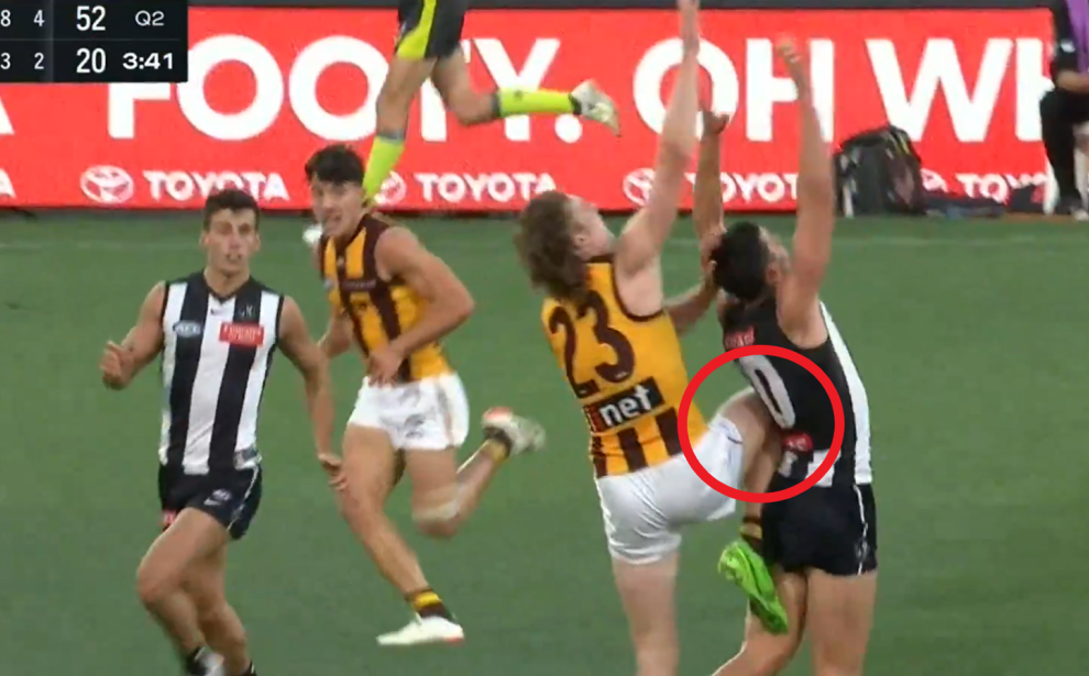 Pendlebury copped a knee to his ribs from Hawk Josh Weddle.