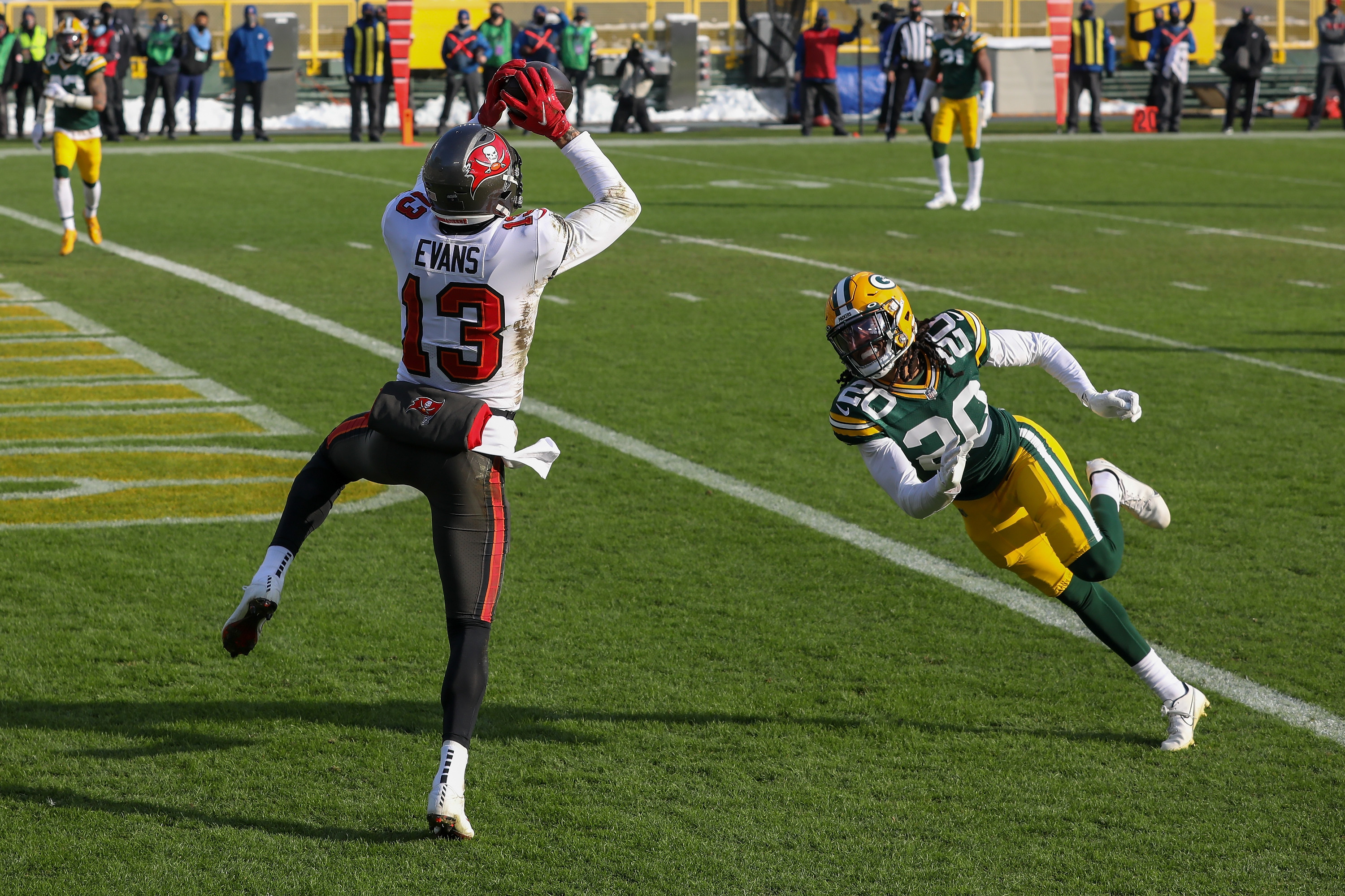 Mike Evans of the Tampa Bay Buccaneers catches a touchdown past Kevin King of the Green Bay Packers.