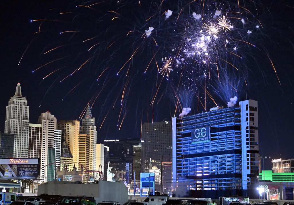 Se lanzan fuegos artificiales antes de que implosionen las torres del Tropicana Las Vegas