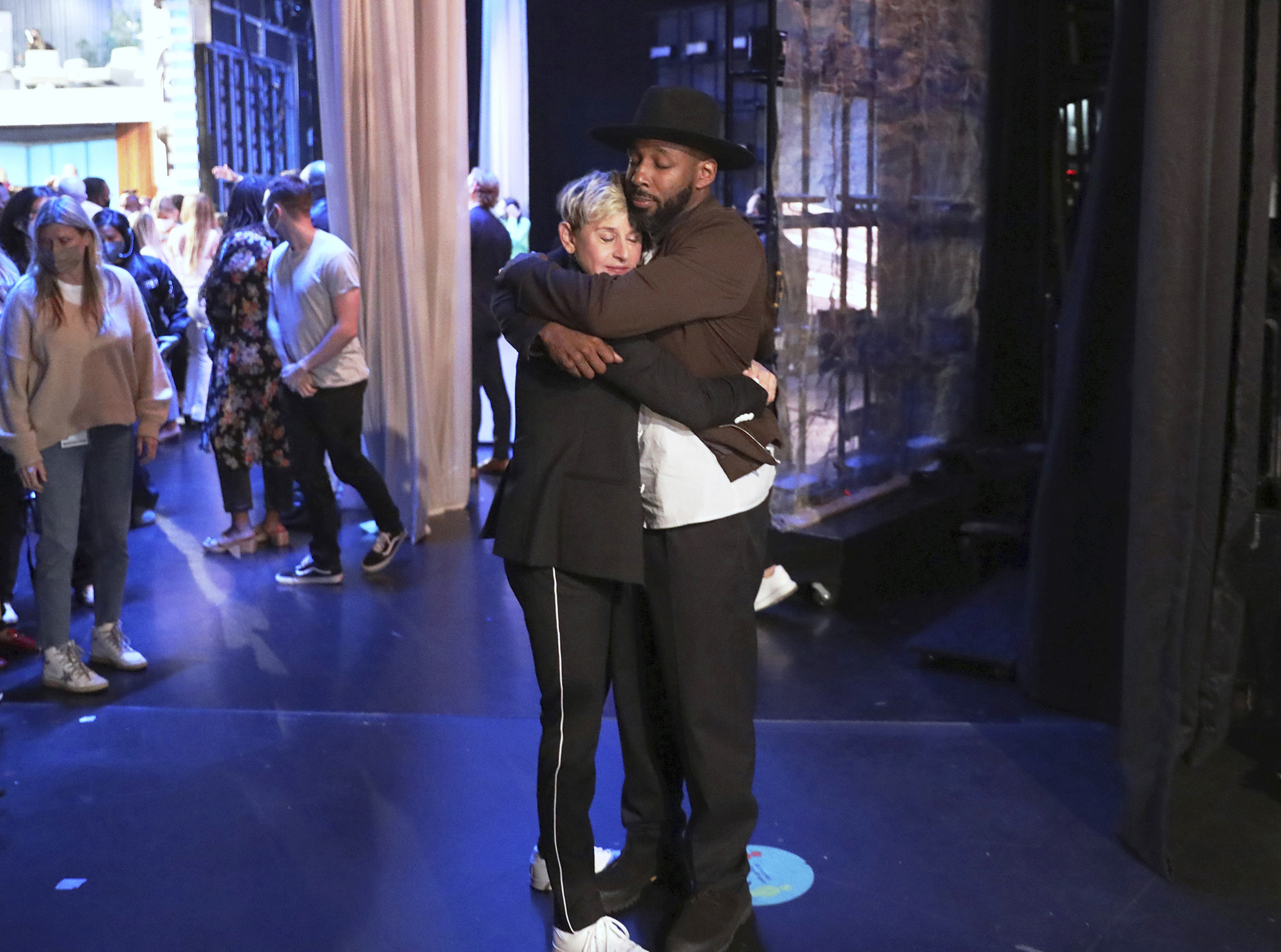 La presentadora del programa de entrevistas Ellen DeGeneres abraza a Stephen "contracción nerviosa" Jefe durante una grabación de "El show de Ellen DeGeneres" en el lote de Warner Bros. en Burbank, California. 