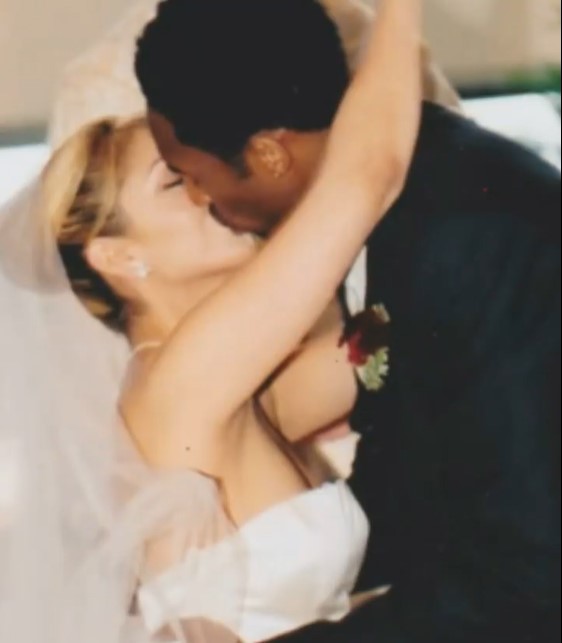 Kobe Bryant kisses Vanessa Bryant at the altar.