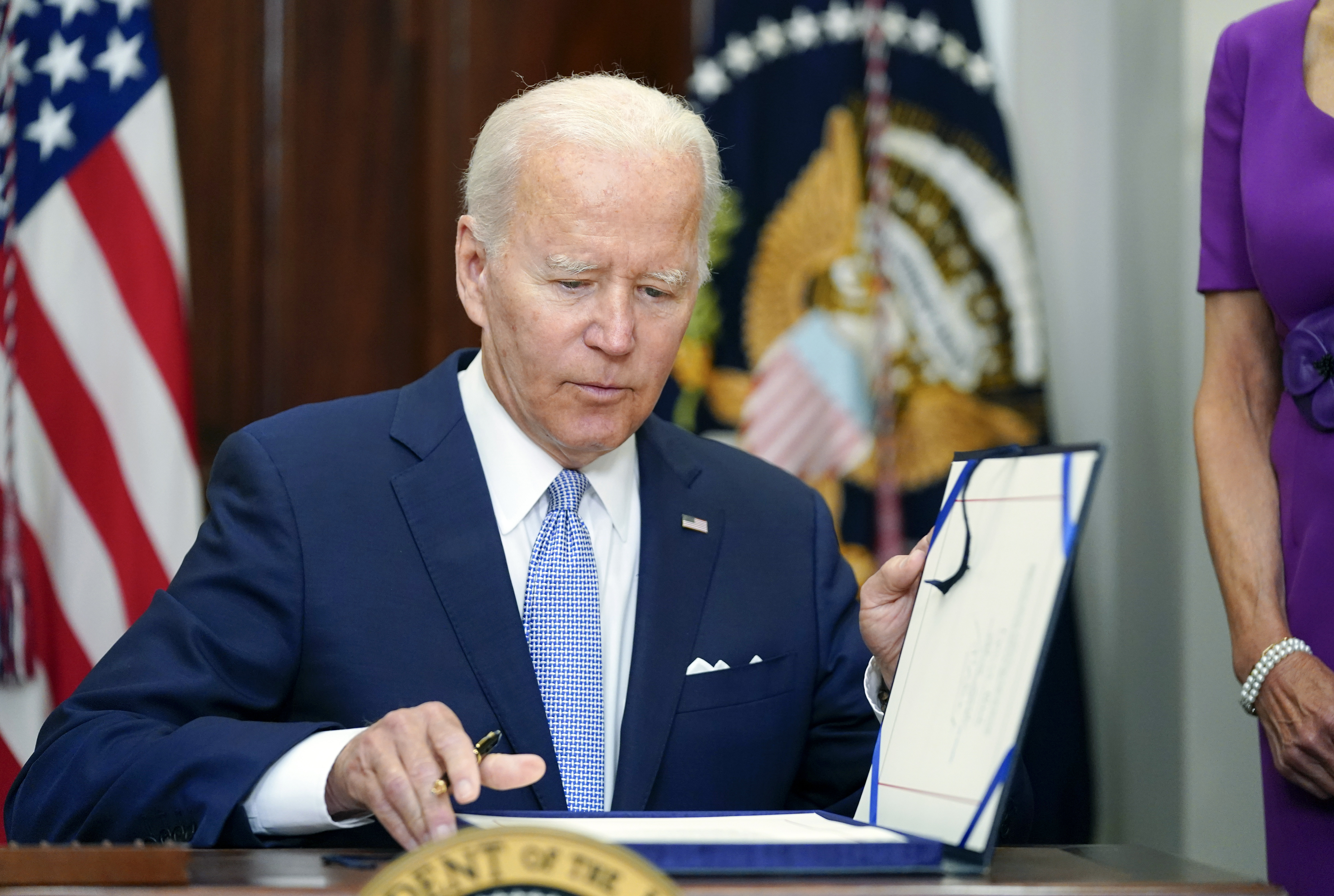 El presidente Joe Biden promulga la ley S. 2938, el proyecto de ley de seguridad de armas de la Ley Bipartidista de Comunidades más Seguras, en la Sala Roosevelt de la Casa Blanca en Washington, el sábado 25 de junio de 2022