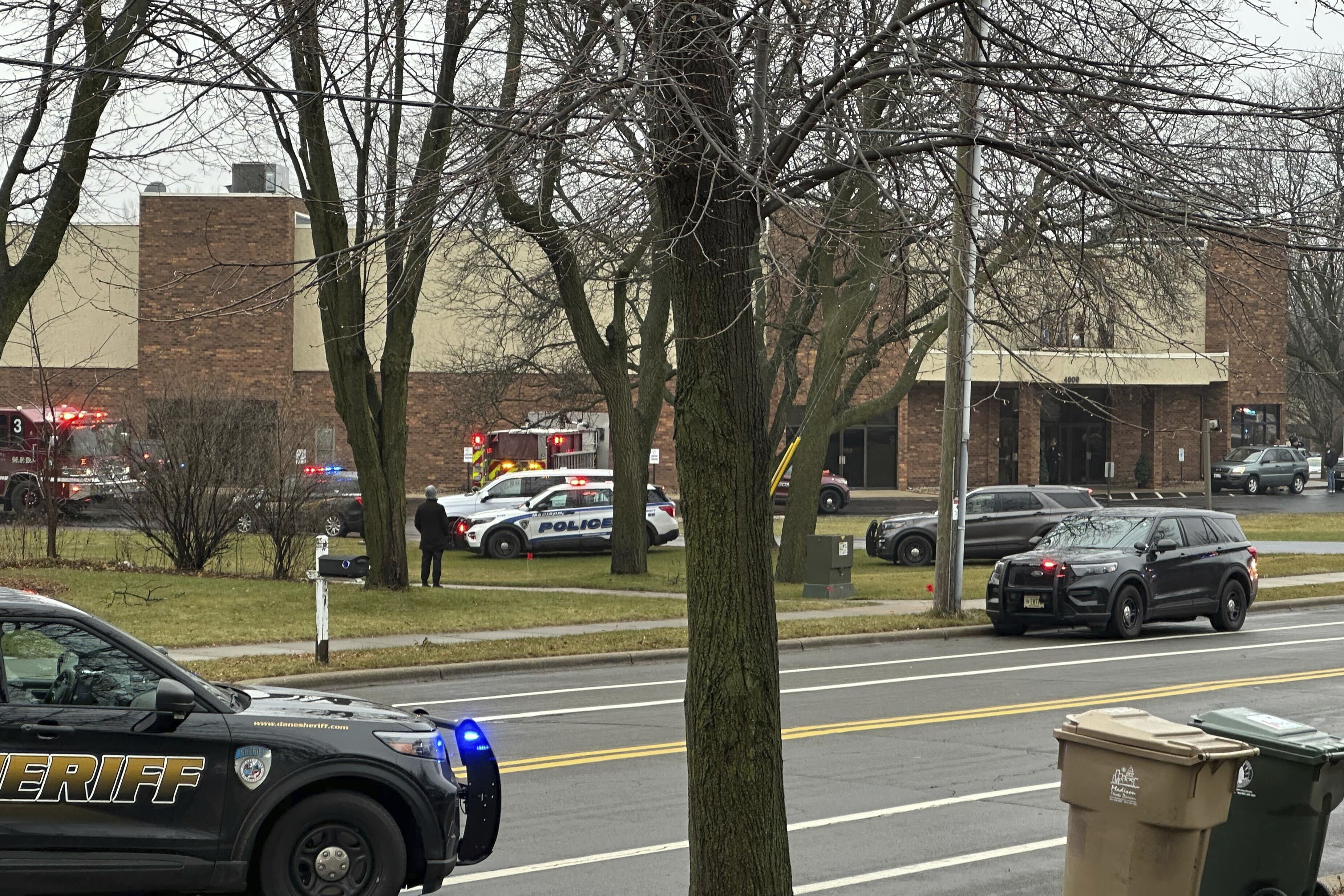 Vehículos de emergencia están estacionados afuera de la Escuela Cristiana Vida Abundante en Madison, Wisconsin, donde se reportaron múltiples heridos luego de un tiroteo, el lunes 16 de diciembre de 2024. (Foto AP/Kathleen Foody)