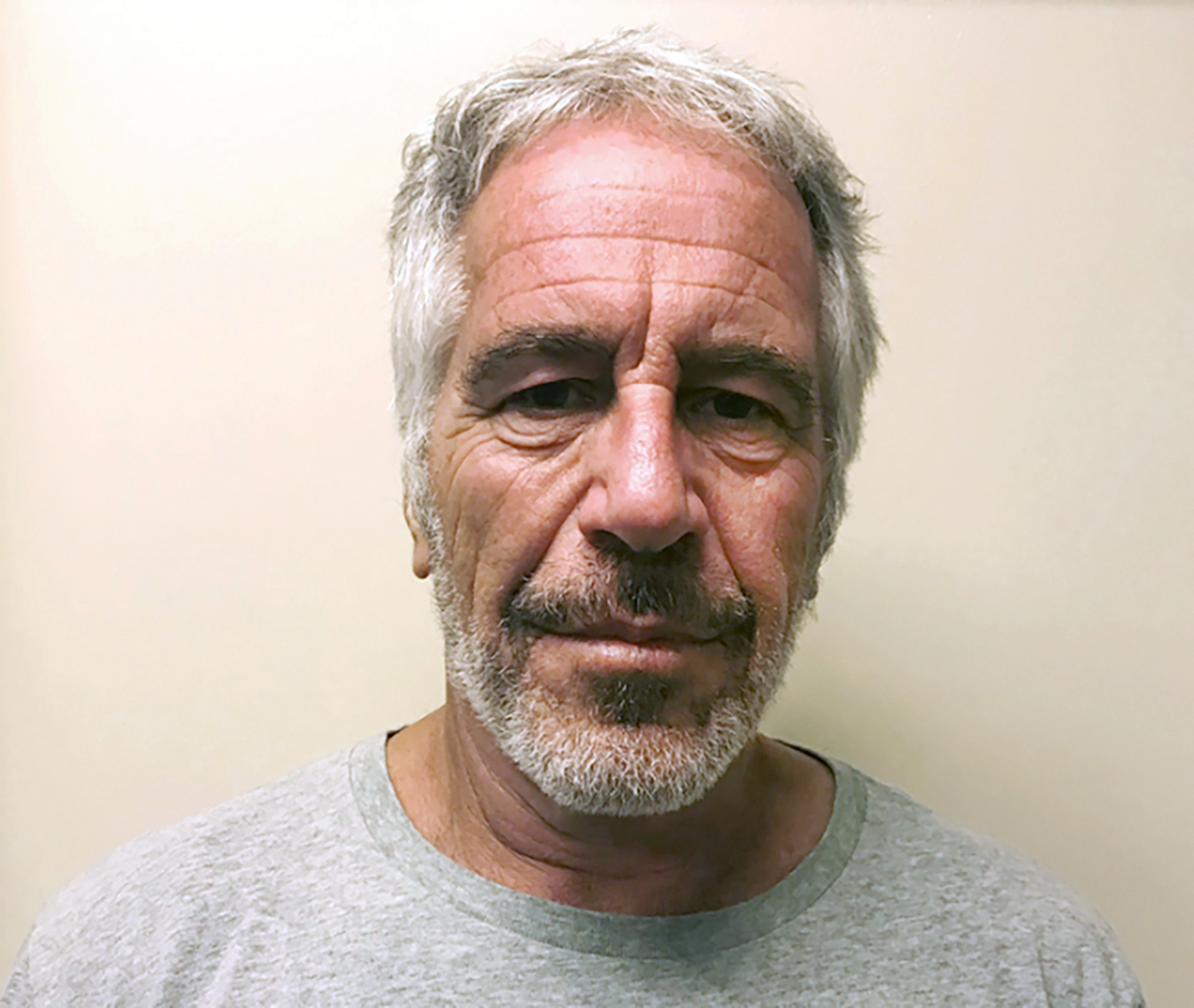 Ex modelo de trajes de baño dice que Trump la manoseó para presumir ante Jeffrey Epstein