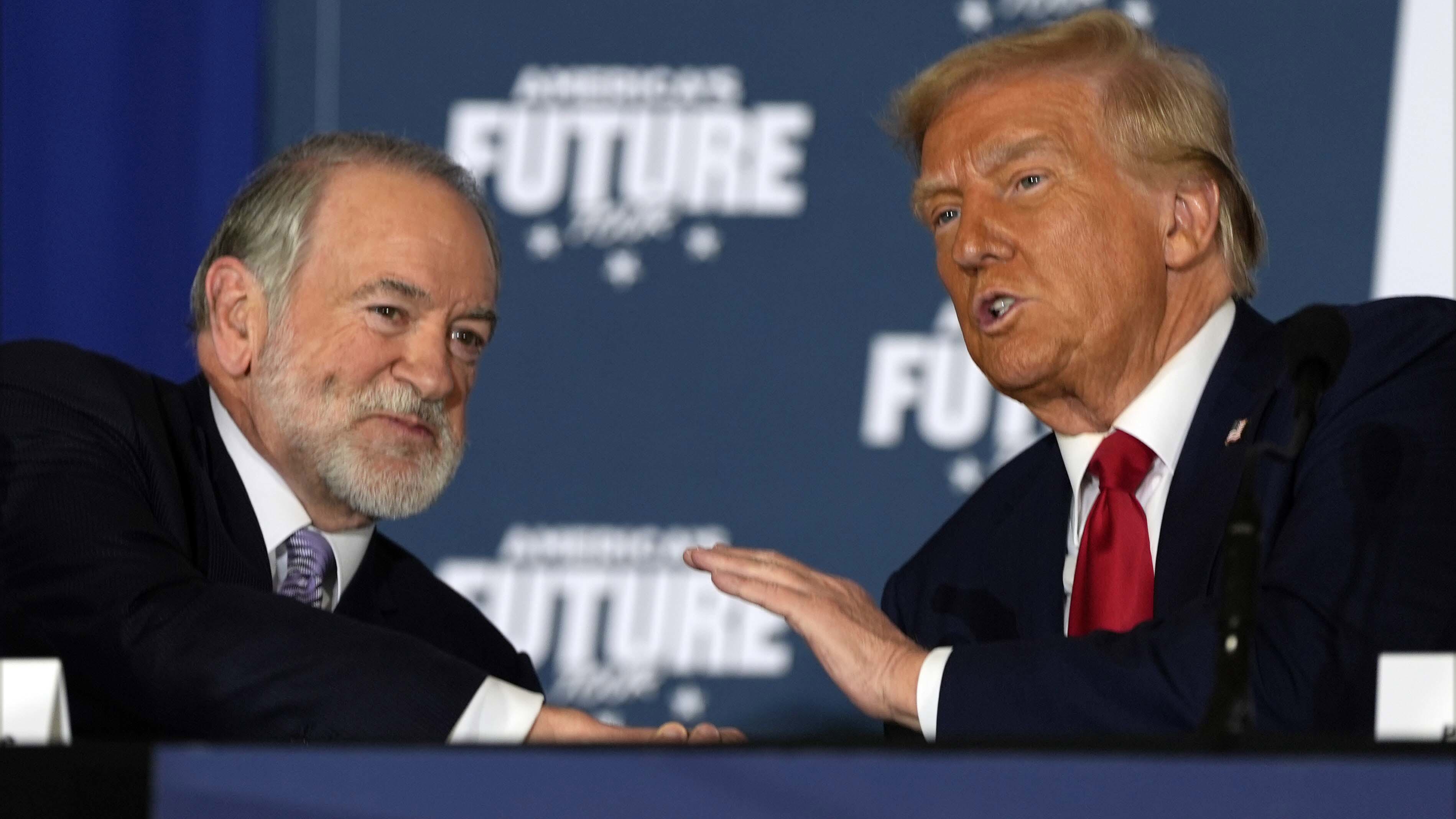 El expresidente Donald Trump, candidato presidencial republicano, habla con el exgobernador de Arkansas Mike Huckabee durante una mesa redonda en el Drexelbrook Catering & Event Center, el martes 29 de octubre de 2024, en Drexel Hill, Pensilvania (Foto AP/Julia Demaree Nikhinson)