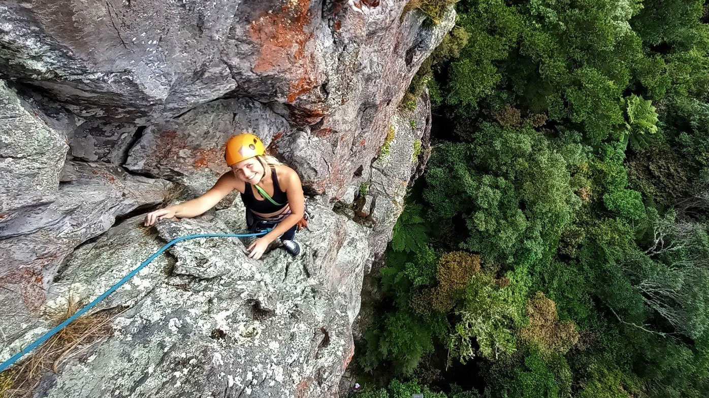 La escaladora kiwi Anna Parsons cuelga de una roca.