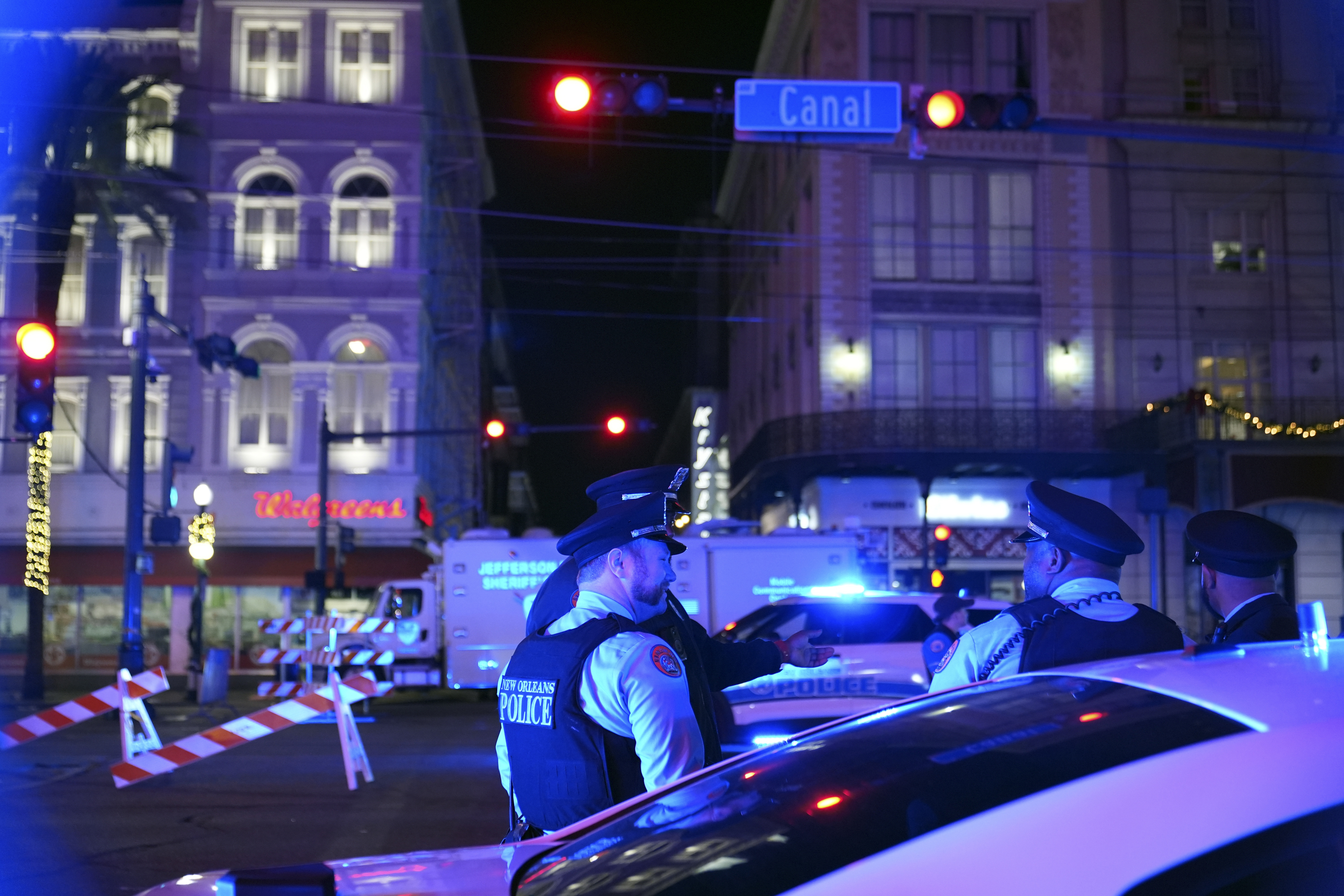 Agentes de policía se encuentran cerca del lugar donde un vehículo atropelló a una multitud en las calles Canal y Bourbon de Nueva Orleans.