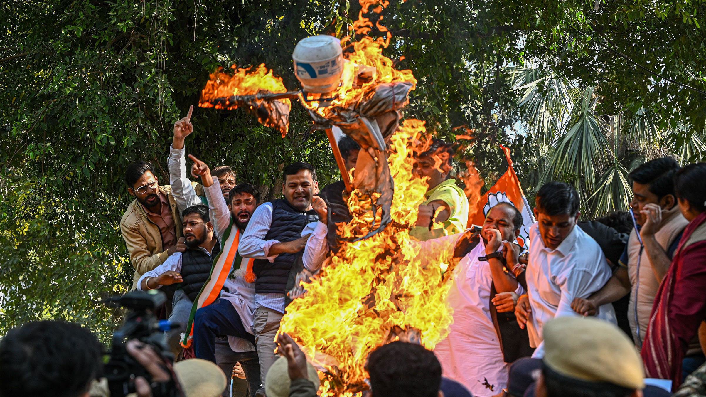 Los manifestantes queman una efigie del presidente de los Estados Unidos, Donald Trump, durante una protesta organizada por el Congreso de la Juventud de la India contra la deportación de migrantes indios indocumentados por los Estados Unidos, en Nueva Delhi, India, el 6 de febrero