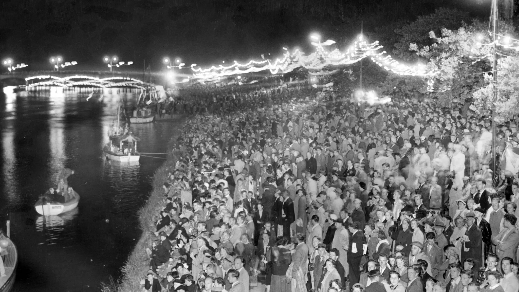 Crowds gather beside the Yarra River in Melbourne to catch a glimpse of the Queen in 1954.