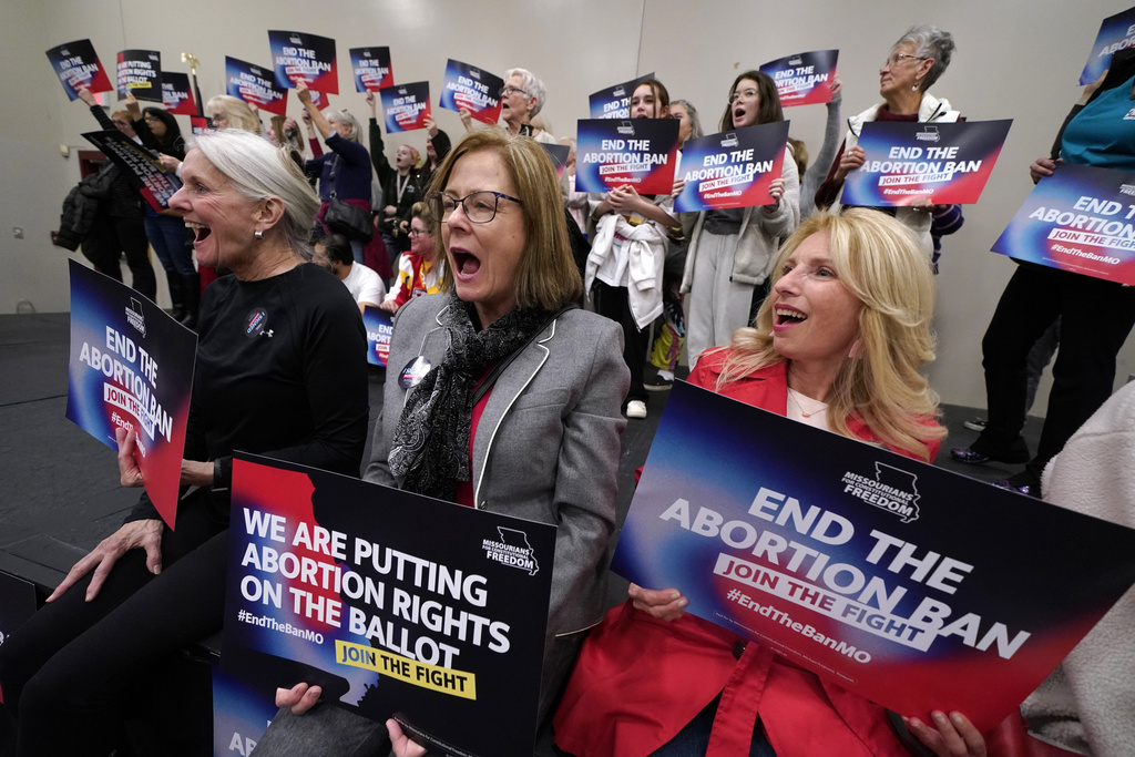 ARCHIVO - Residentes de Missouri y defensores del derecho a decidir reaccionan ante un orador durante la campaña de lanzamiento de la petición de Missourians for Constitutionals Freedom, el 6 de febrero de 2024, en Kansas City, Missouri (Foto AP/Ed Zurga, archivo)