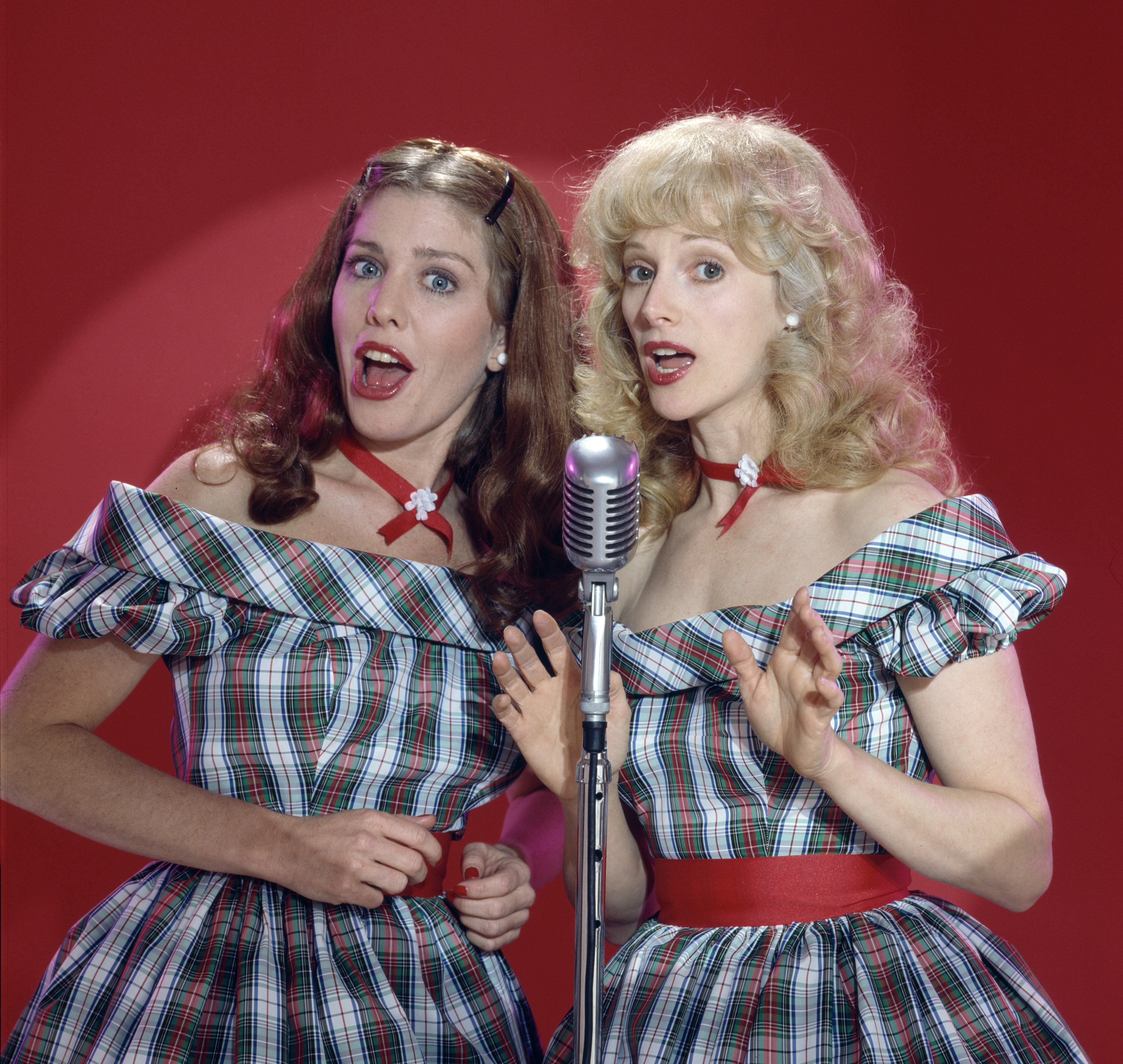 LOS ANGELES - DECEMBER 8: Rosie: The Rosemary Clooney Story, a made for TV movie, originally broadcast December 8, 1982. Pictured from left is Penelope Milford (as Betty Clooney, singer), Sondra Locke (as Rosemary Clooney, singer). (Photo by CBS via Getty Images)