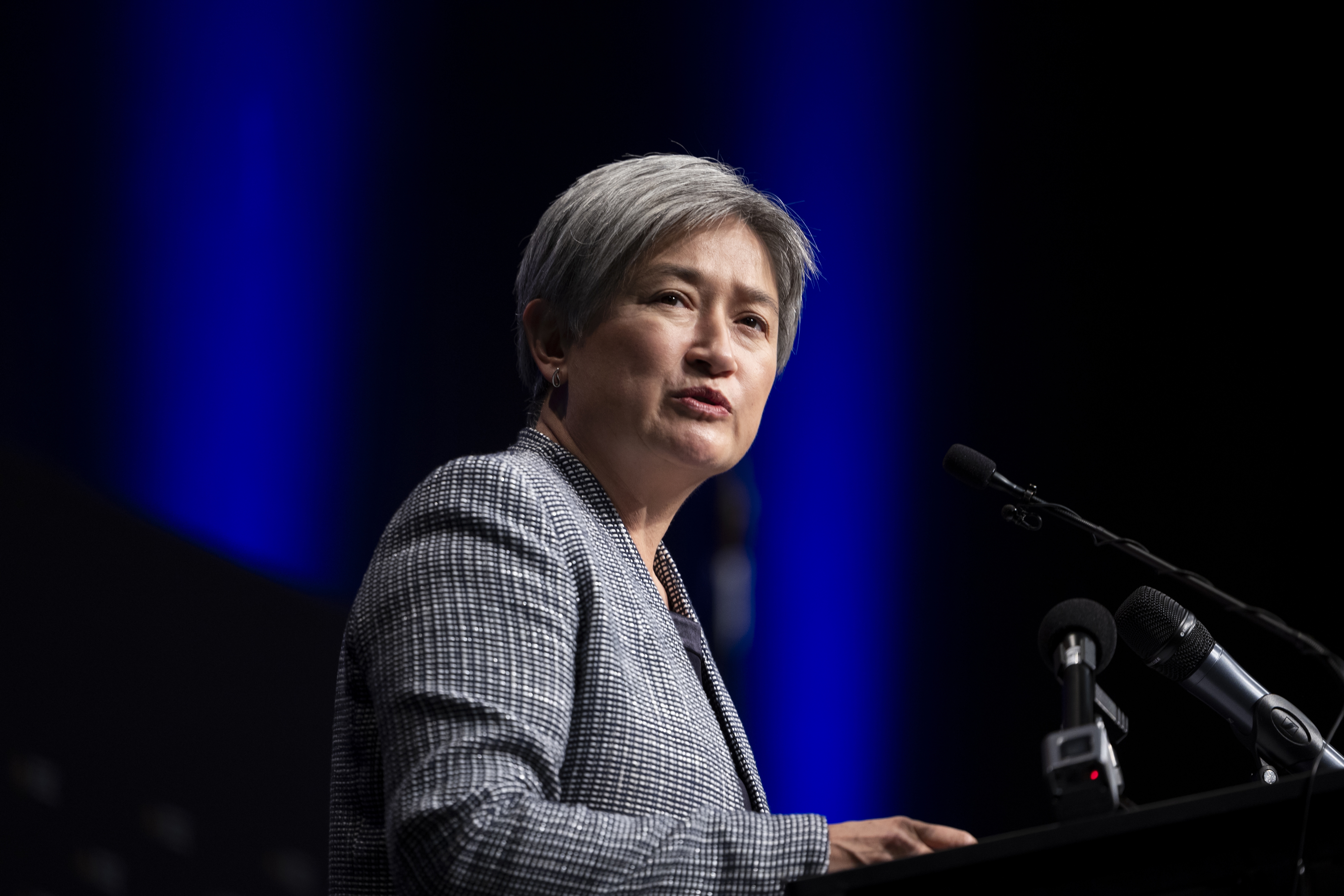 Penny Wong, líder del Gobierno en el Senado y ministra de Asuntos Exteriores, habla delante del primer ministro de Malasia, Anwar Ibrahim, pronunciando el discurso de Gareth Evans en la Universidad Nacional de Australia (ANU), en Canberra, el jueves 7 de marzo de 2024. Fedpol Foto: Alex Ellinghausen