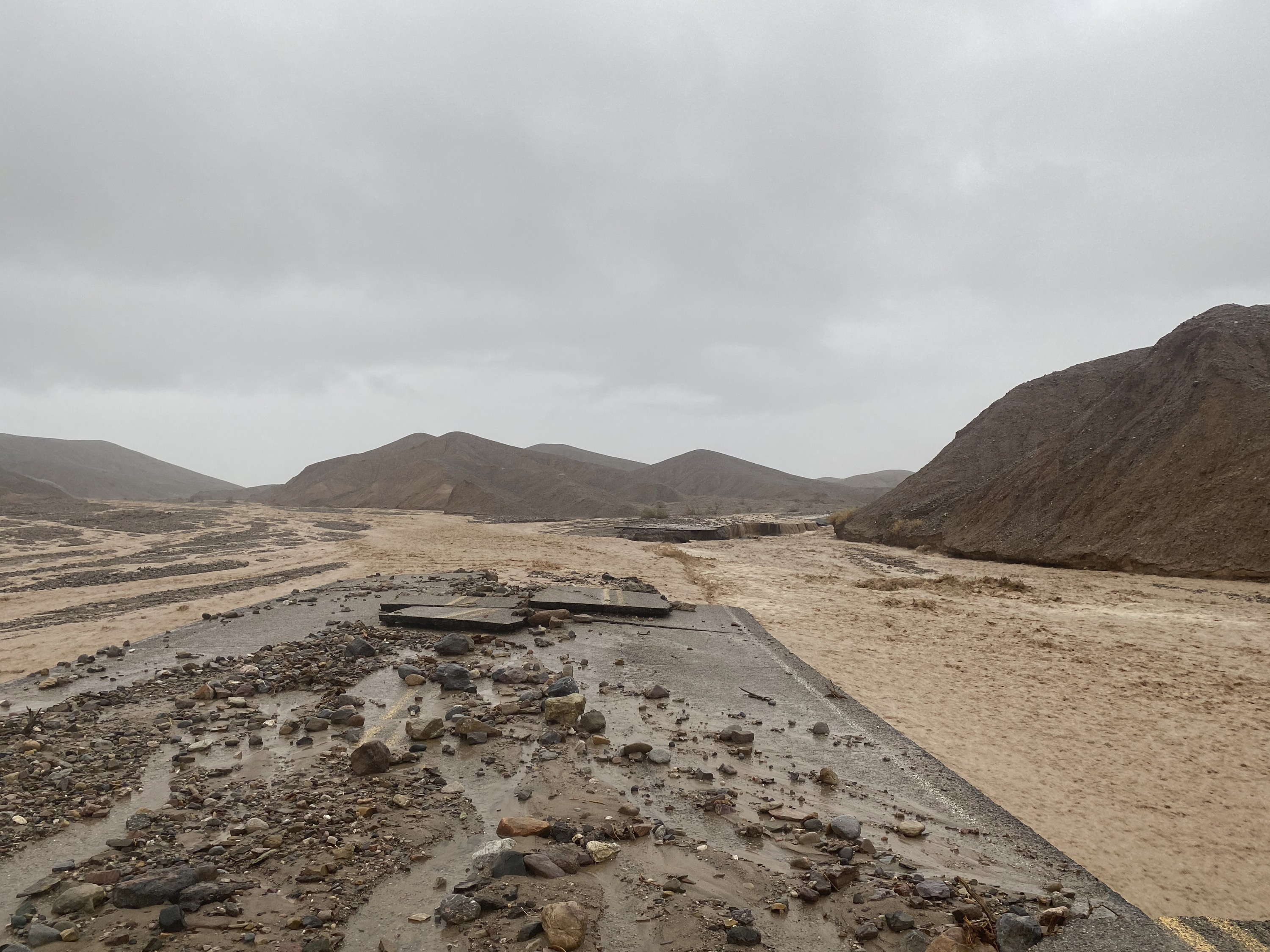 Los turistas encuentran seguridad después de que las inundaciones cierran las carreteras del Valle de la Muerte