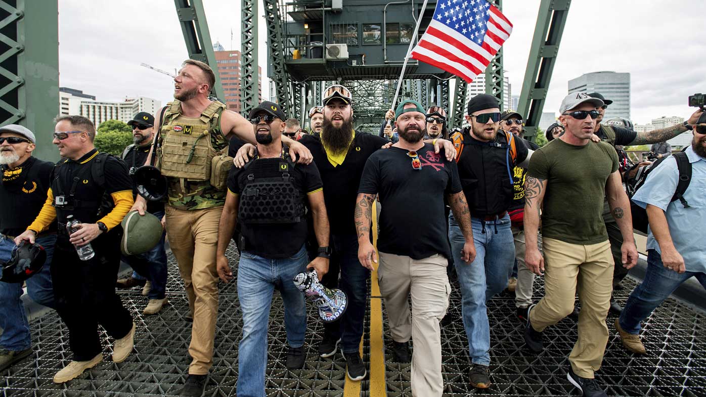 Miembros de Proud Boys y otros manifestantes de derecha cruzan el puente Hawthorne durante una manifestación en Portland, Oregón.