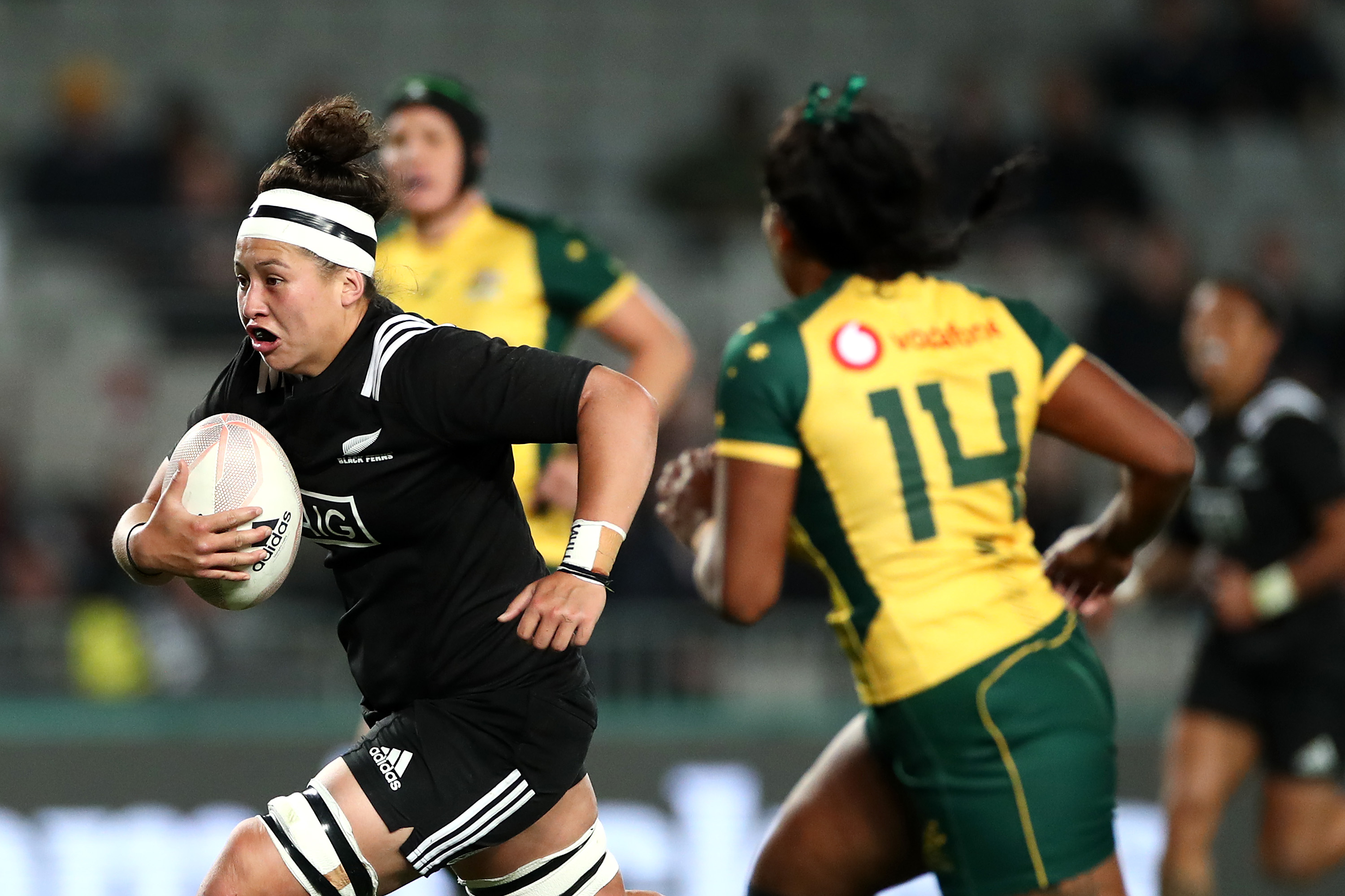 Charmaine McMenamin of the Black Ferns makes a break.