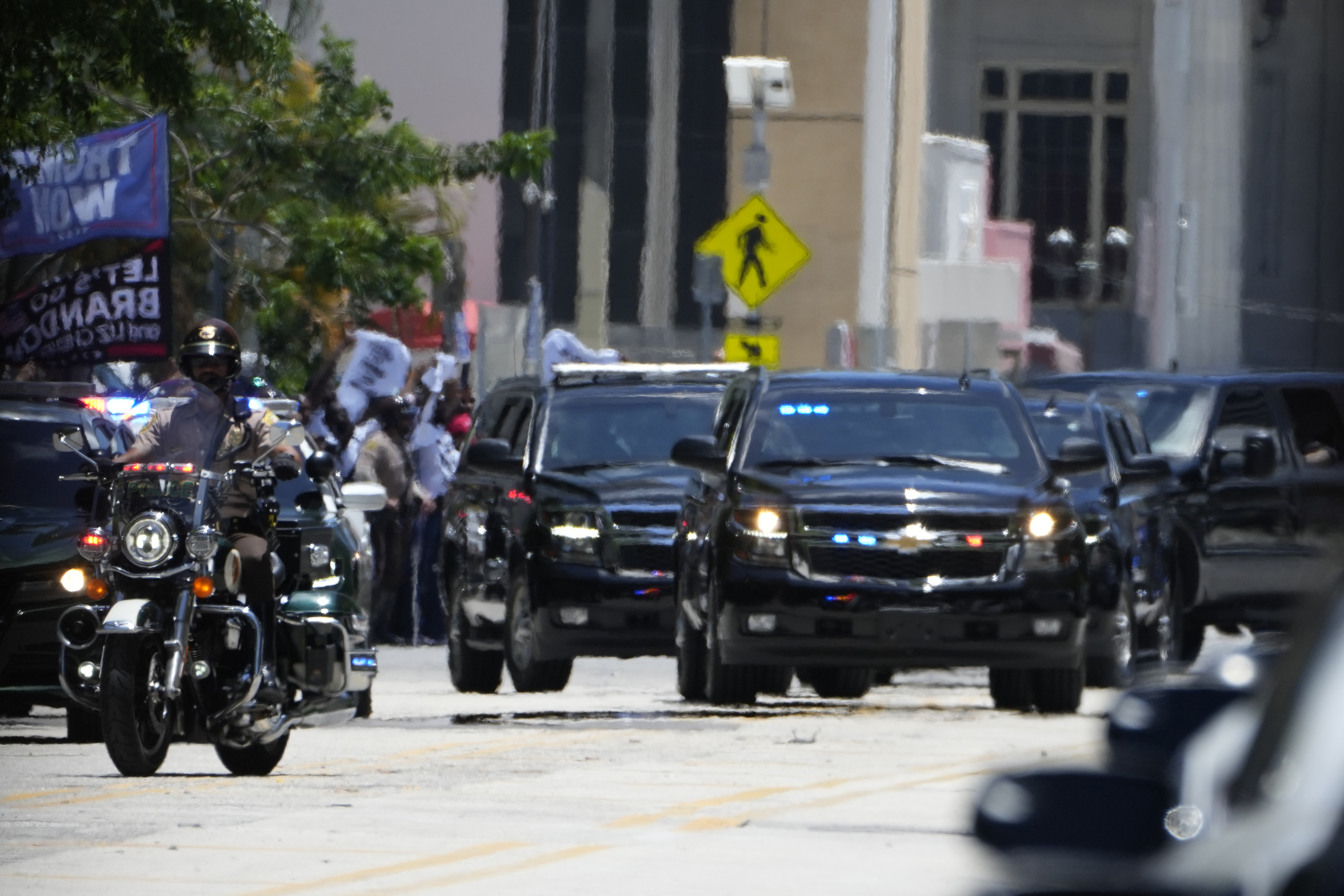 La caravana que transporta al expresidente Donald Trump llega cerca del Palacio de Justicia de los Estados Unidos Wilkie D. Ferguson Jr., el martes 13 de junio de 2023, en Miami. 