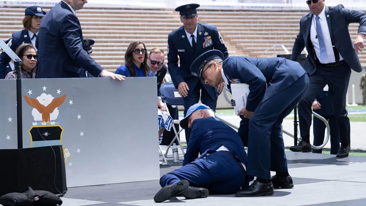 El presidente de los Estados Unidos, Joe Biden, tropieza y cae en el escenario en la ceremonia