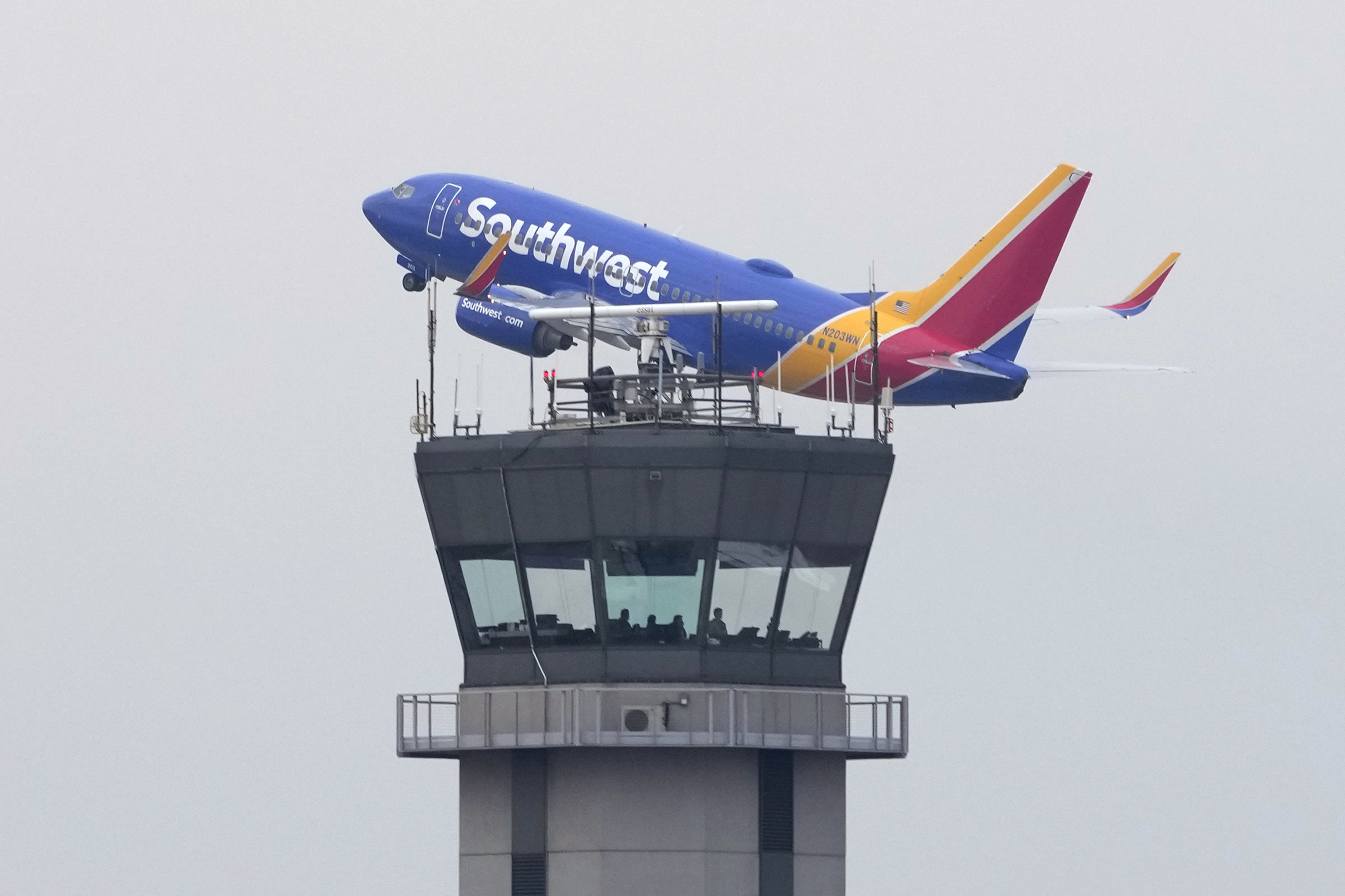 Un avión de pasajeros de Southwest Airlines despega del Aeropuerto Midway de Chicago cuando los retrasos en los vuelos derivados de una falla en la computadora de la Administración Federal de Aviación paralizaron las salidas en todo EE. UU. el miércoles 11 de enero de 2023 en Chicago 