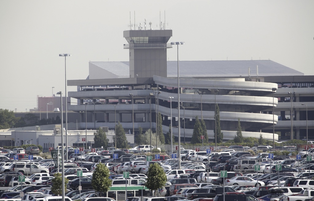 Hombre encontrado muerto en el aeropuerto después de subirse al interior del motor de un avión