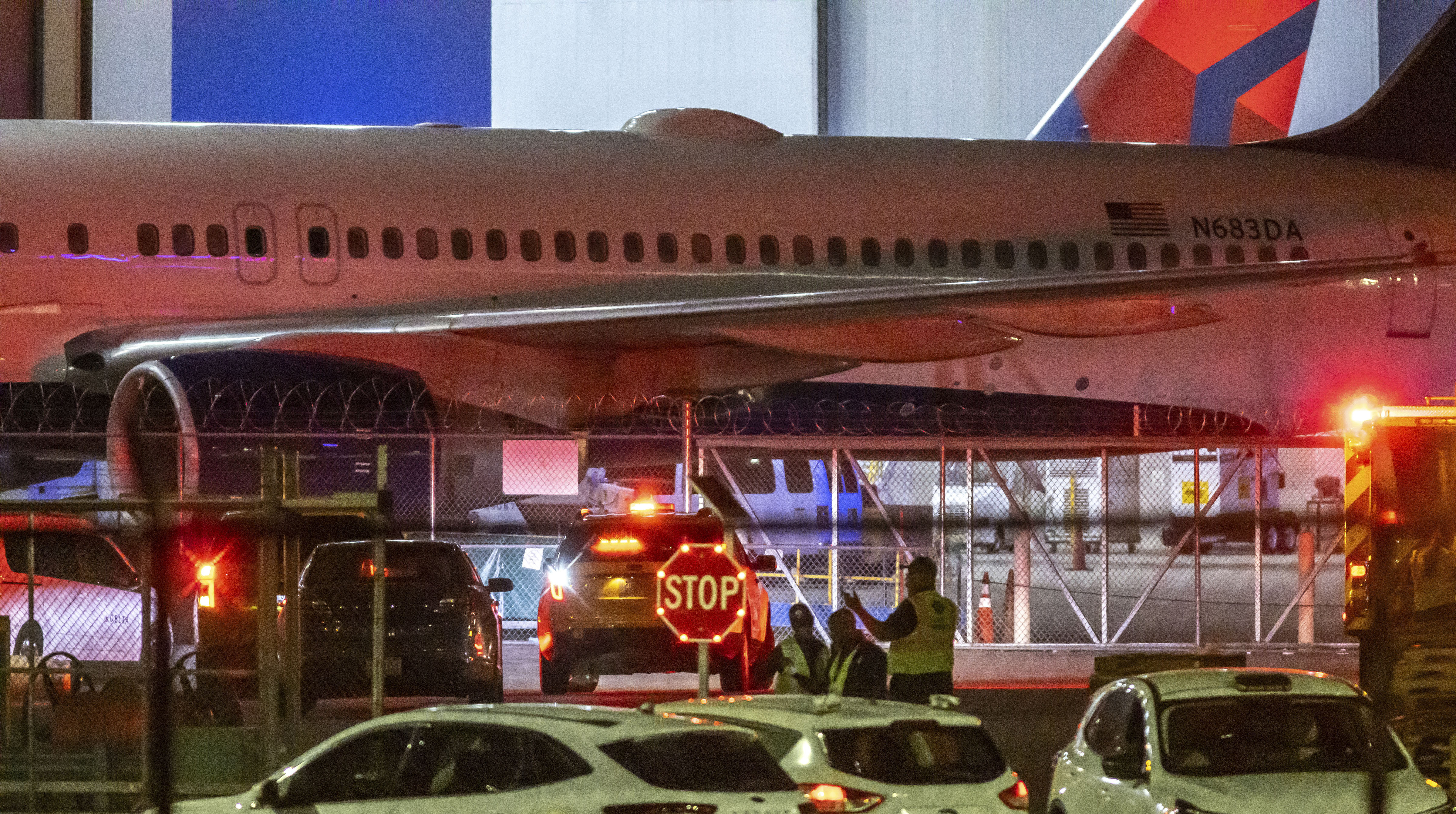 Dos empleados de aerolínea mueren en explosión de neumático de avión en aeropuerto de EEUU