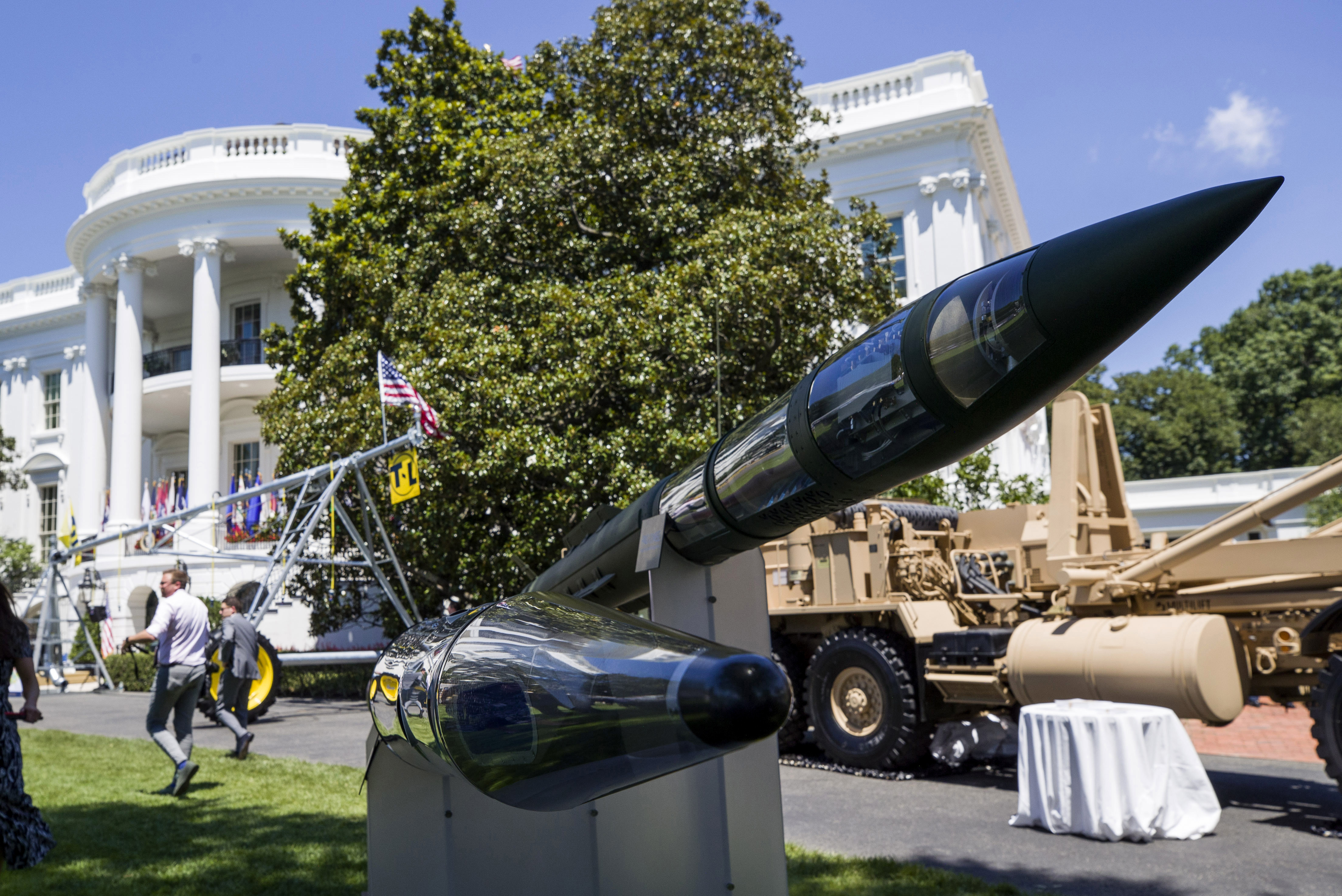 ARCHIVO - Un sistema de defensa antimisiles balísticos Terminal High Altitude Area Defense (THAAD) se exhibe durante una exhibición de Made in America en el jardín sur de la Casa Blanca, el 15 de julio de 2019, en Washington. (Foto AP/Alex Brandon, archivo)