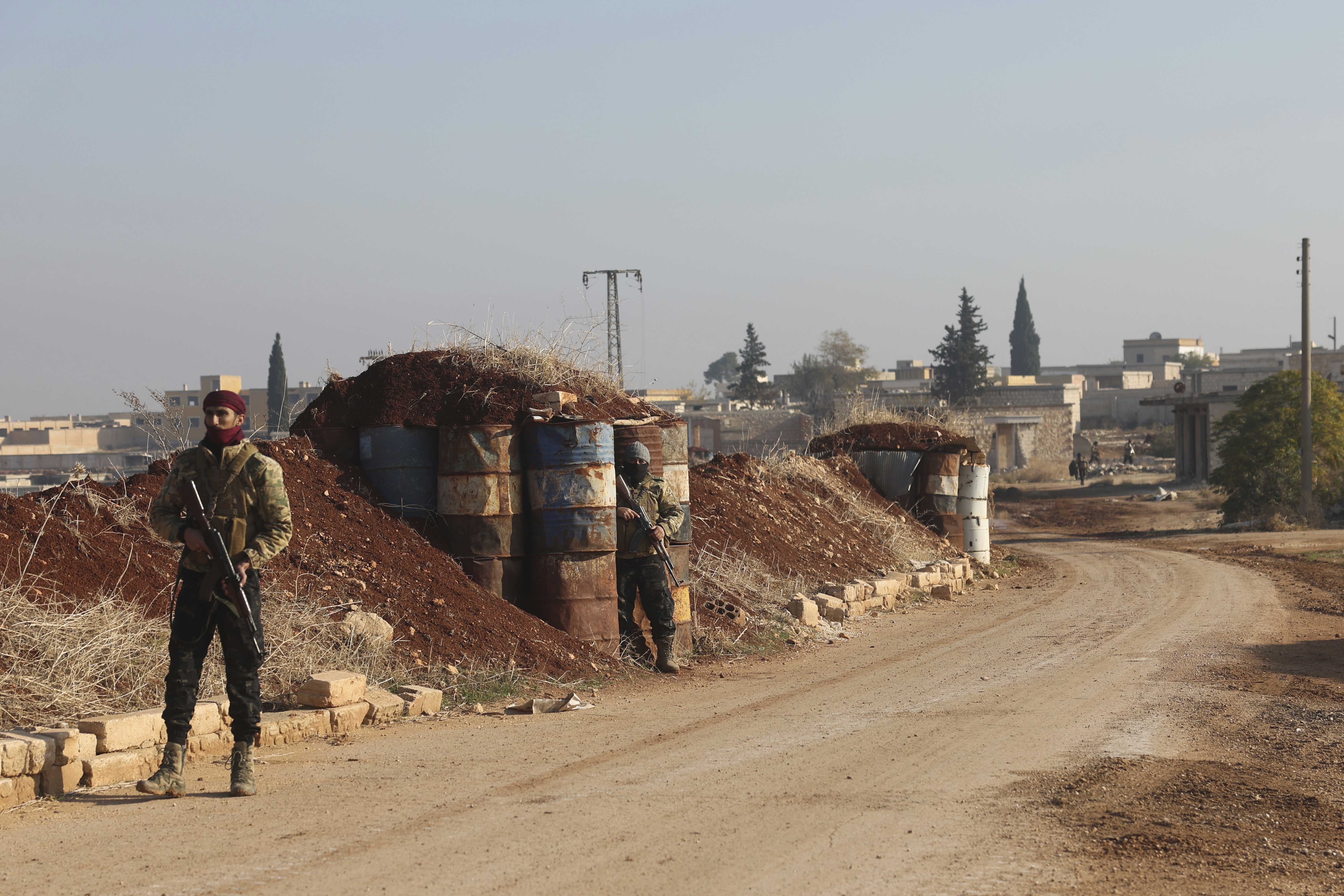 Combatientes de la oposición siria hacen guardia en Kafr Halab, en la zona rural de Alepo, en Siria.