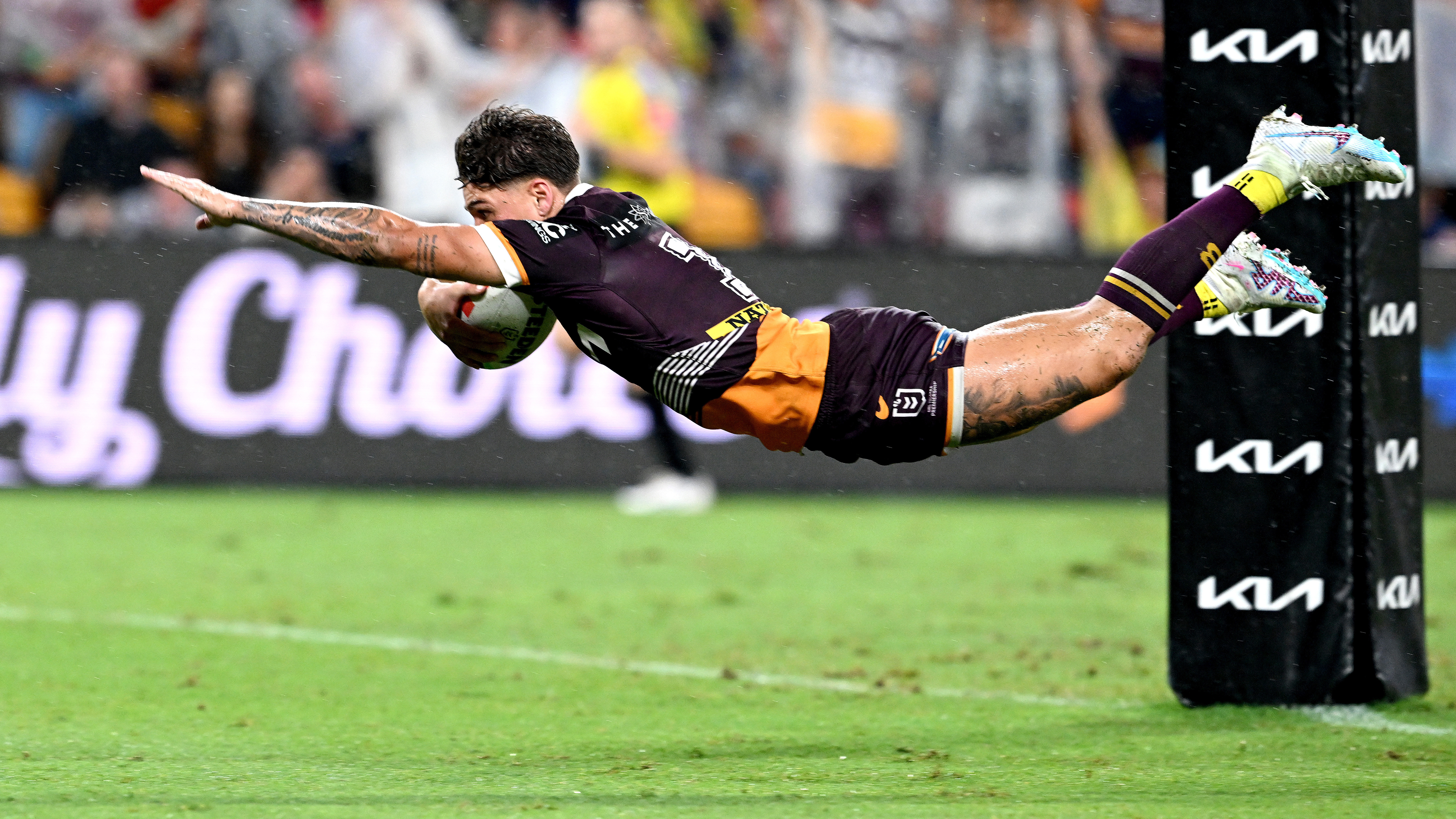 Brisbane Broncos stay unbeaten with 46-12 NRL win over Wests Tigers as St  George Illawarra defeats Dolphins 38-12 - ABC News