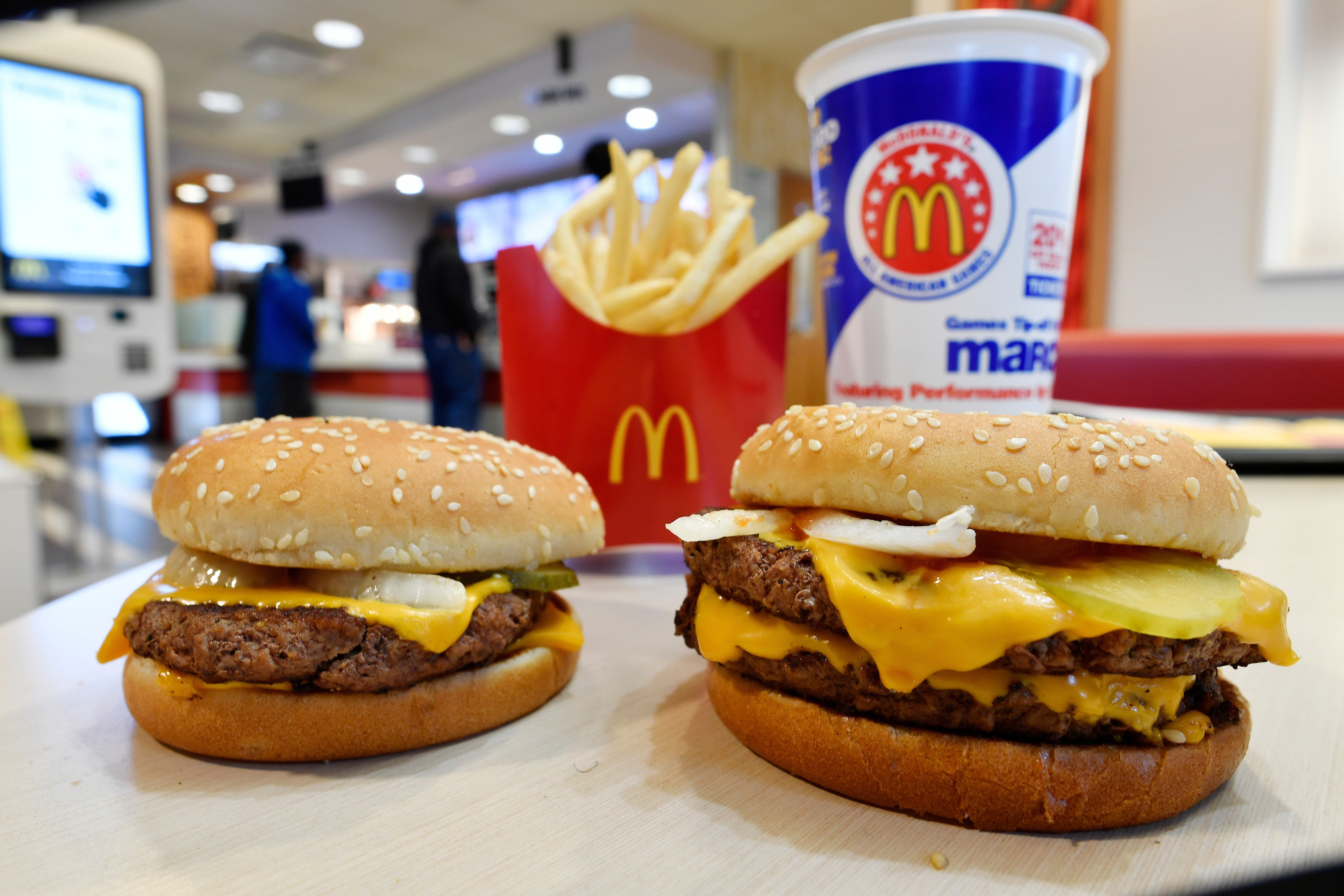 En Atlanta se muestra una hamburguesa Quarter Pounder y Double Quarter Pound de McDonald's.