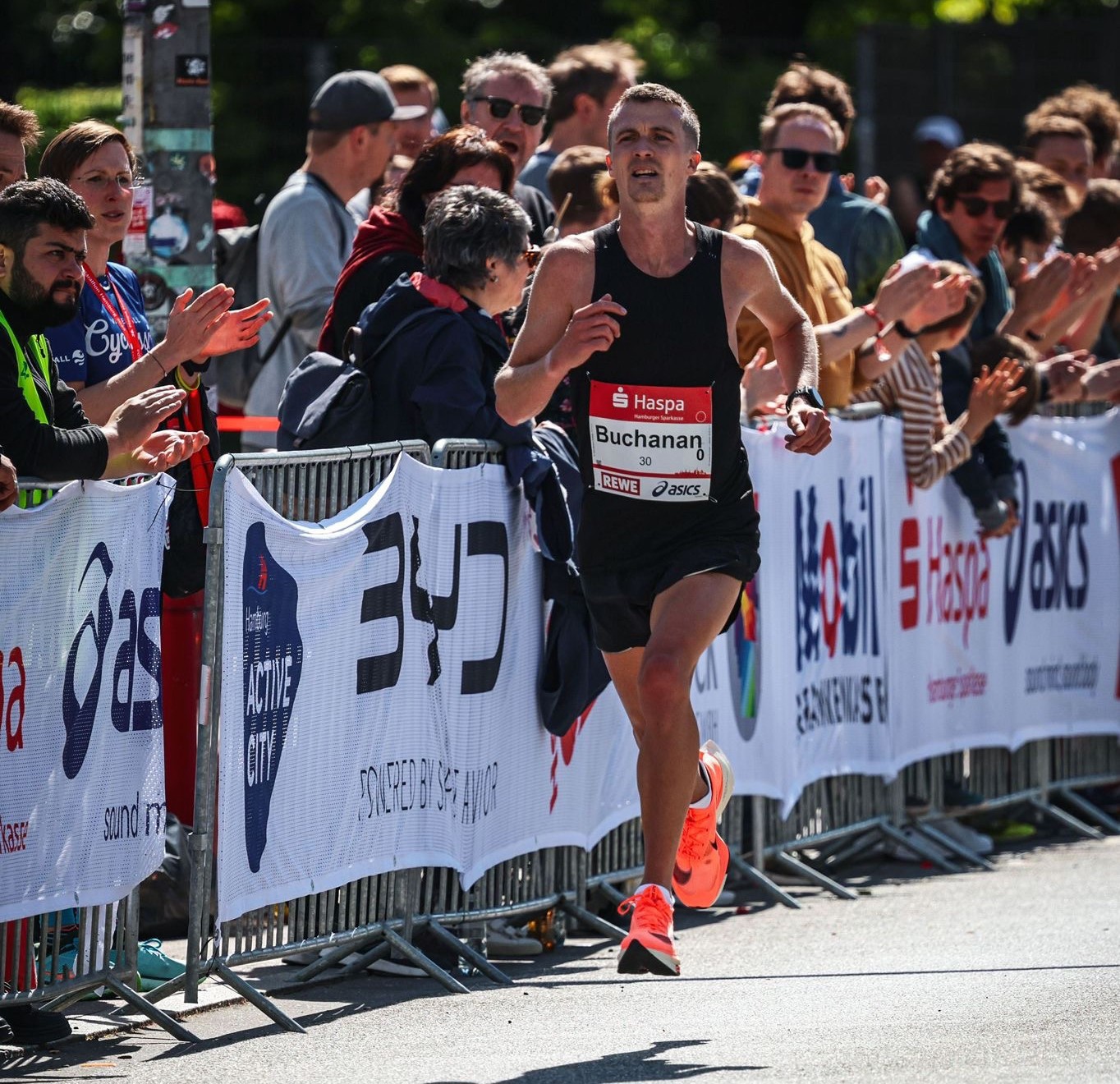 Andy Buchanan running the 2024 Hamburg Marathon.