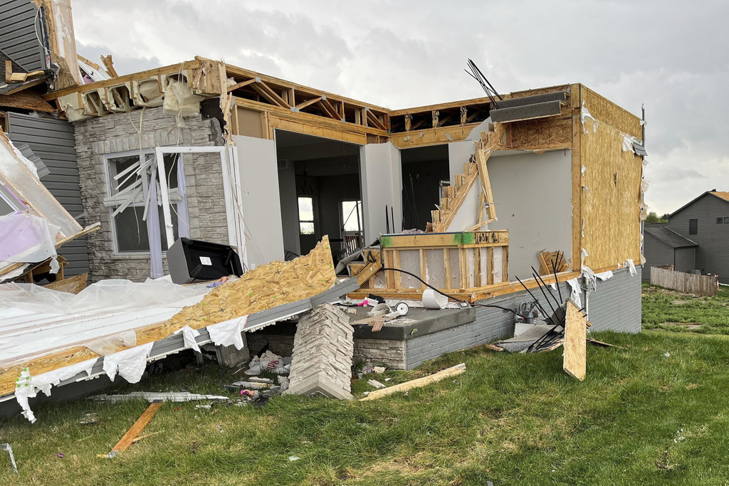 Los tornados del Medio Oeste causan graves daños en los suburbios de Omaha