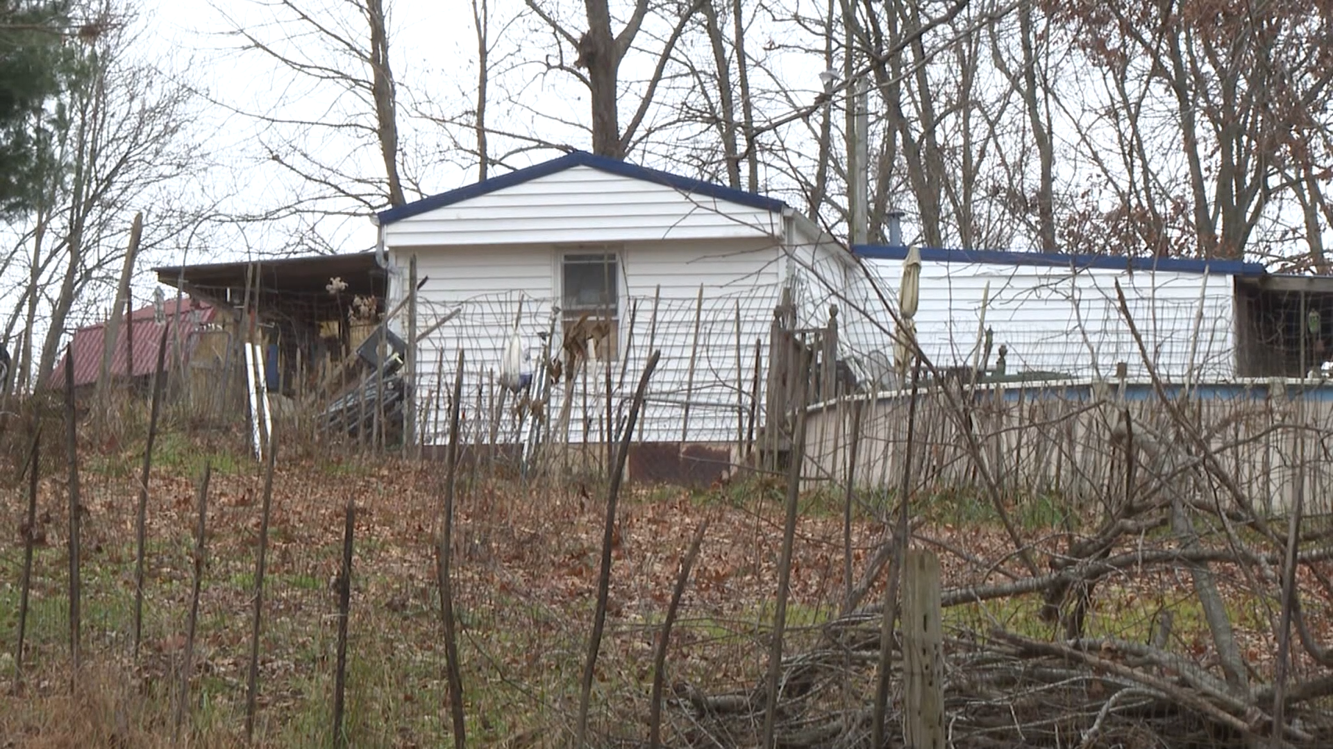 La policía de Kentucky encontró a una niña desaparecida de 16 años de Carolina del Norte debajo de una trampilla en el dormitorio de un hombre de 34 años después de que la madre del hombre llamara a las autoridades para informar sobre una disputa doméstica entre los dos, según informes de arresto.