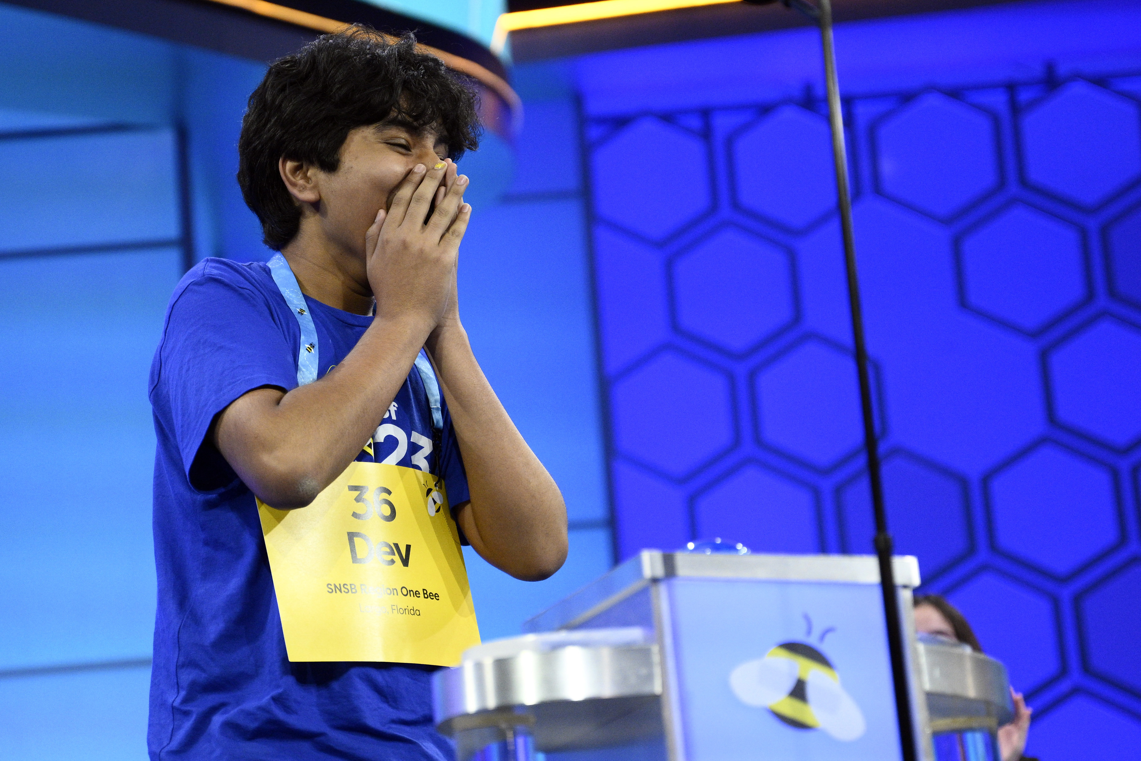 El campeón nacional de ortografía, Dev Shah, pasa de estar "desanimado" a absorber el momento