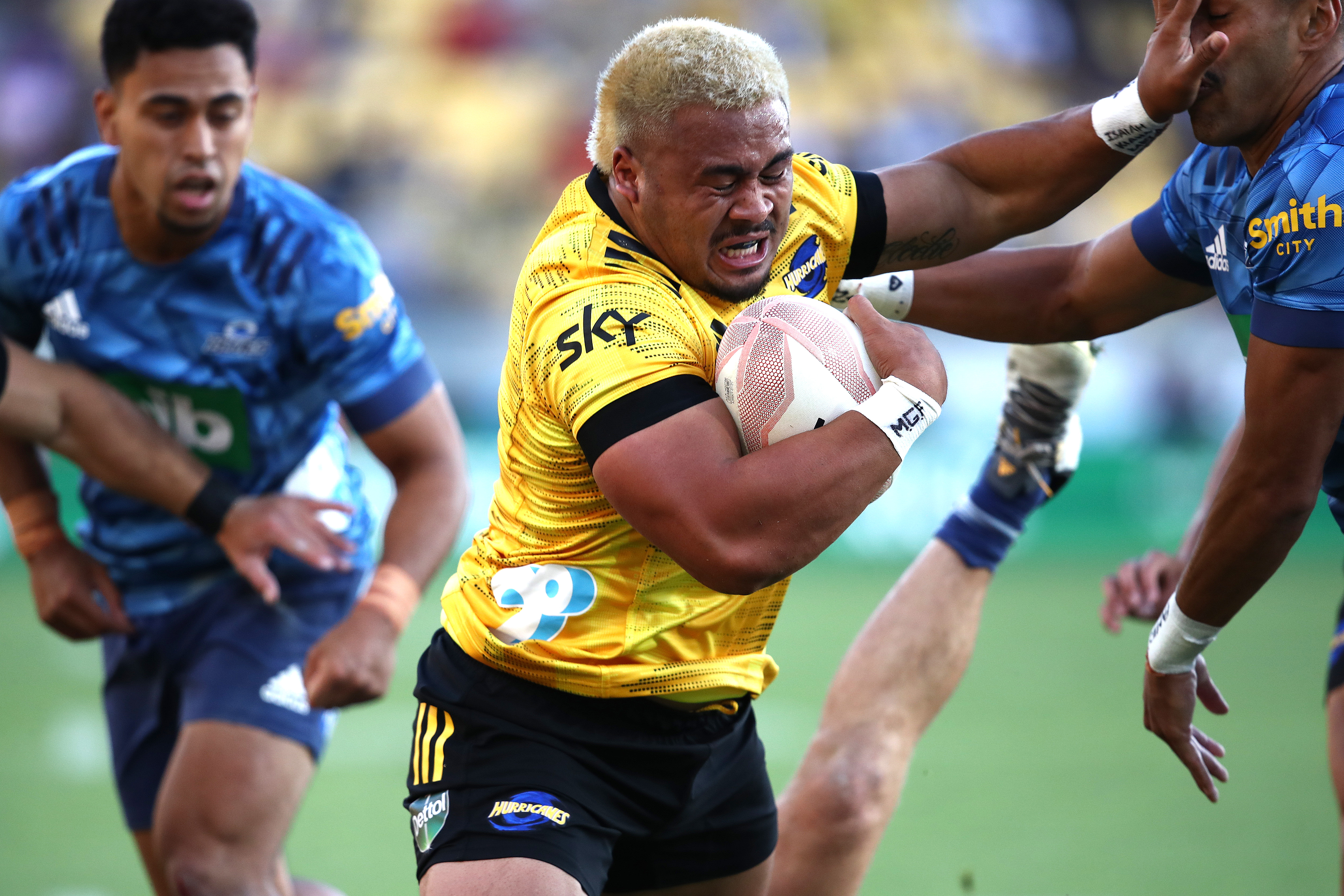WATCH: Asafo Aumua sets up Hurricanes try in victory over Reds