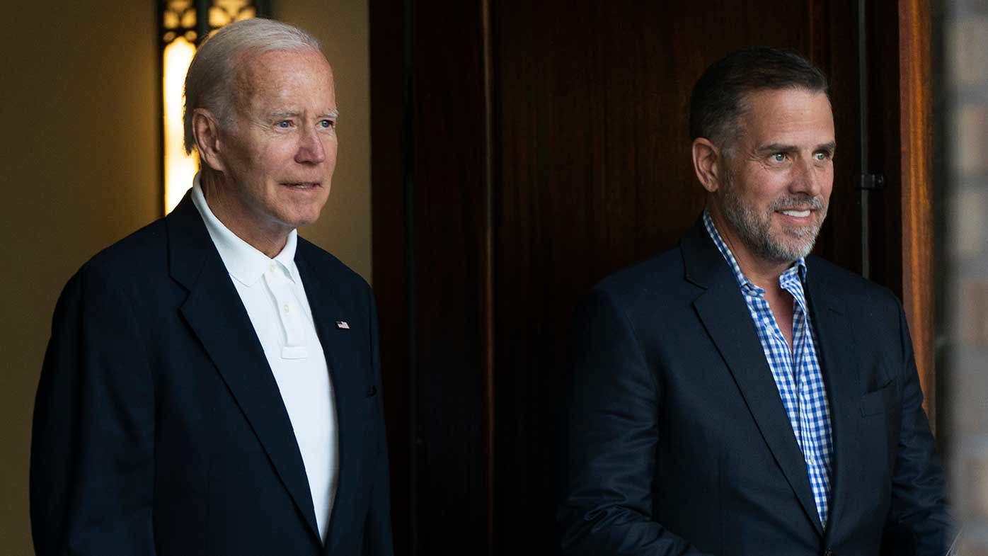 Joe y Hunter Biden saliendo juntos de un servicio religioso.  Los republicanos de la Cámara han anunciado una investigación sobre los dos.