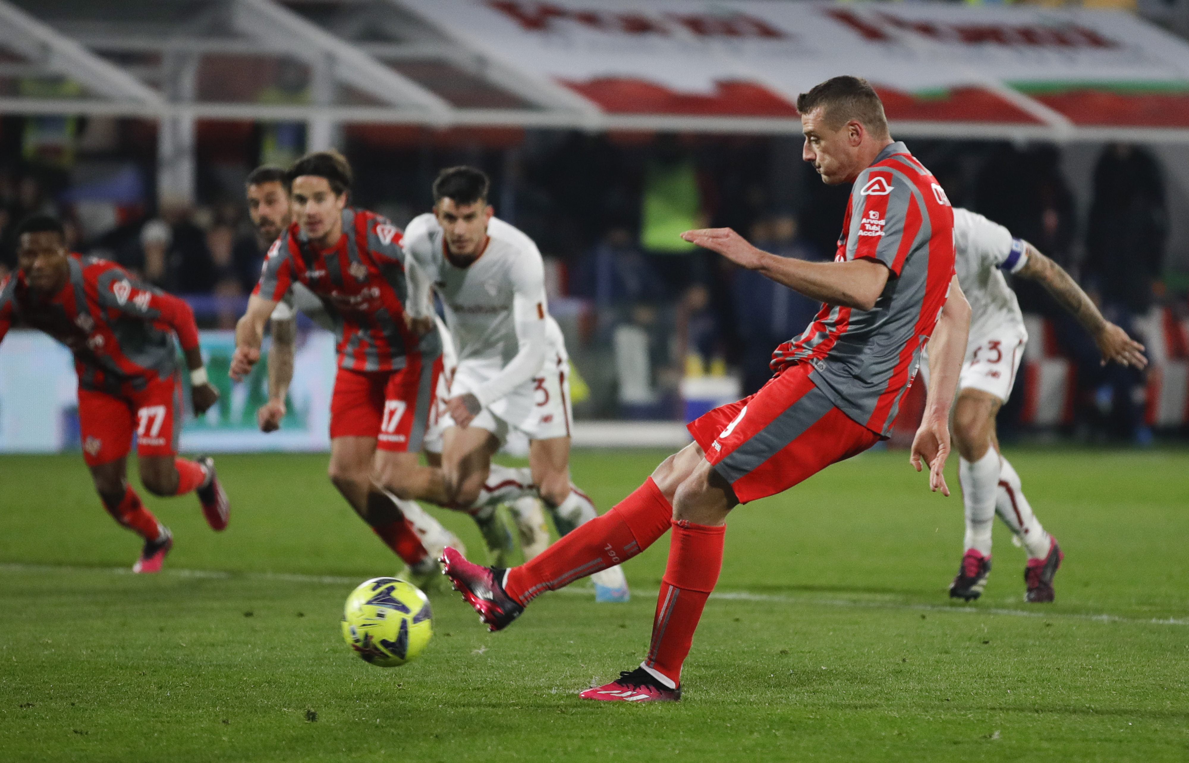  Daniel Ciofani of US Cremonese scores a penalty during the Serie A match between US Cremonese and AS Roma at Stadio Giovanni Zini on February 28, 2023 in Cremona. (Photo by Timothy Rogers/Getty Images)