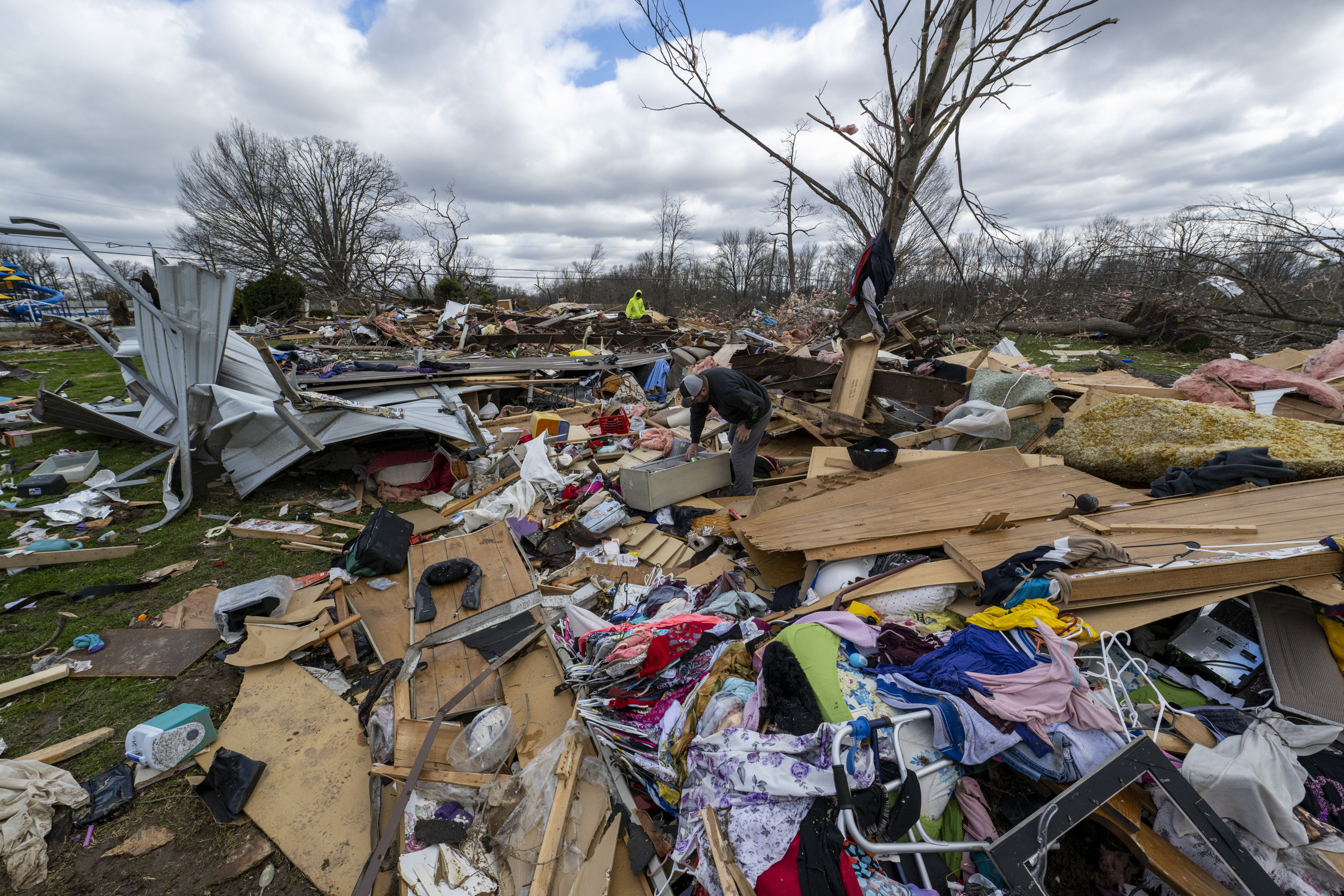 El daño de un tornado nocturno se ve en Sullivan, Indiana, el sábado 1 de abril de 2023. 