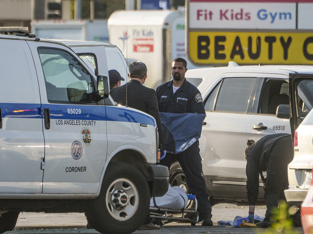 El cuerpo de Huu Can Tran es recuperado de una camioneta por el forense del condado de Los Ángeles en Torrance, California.