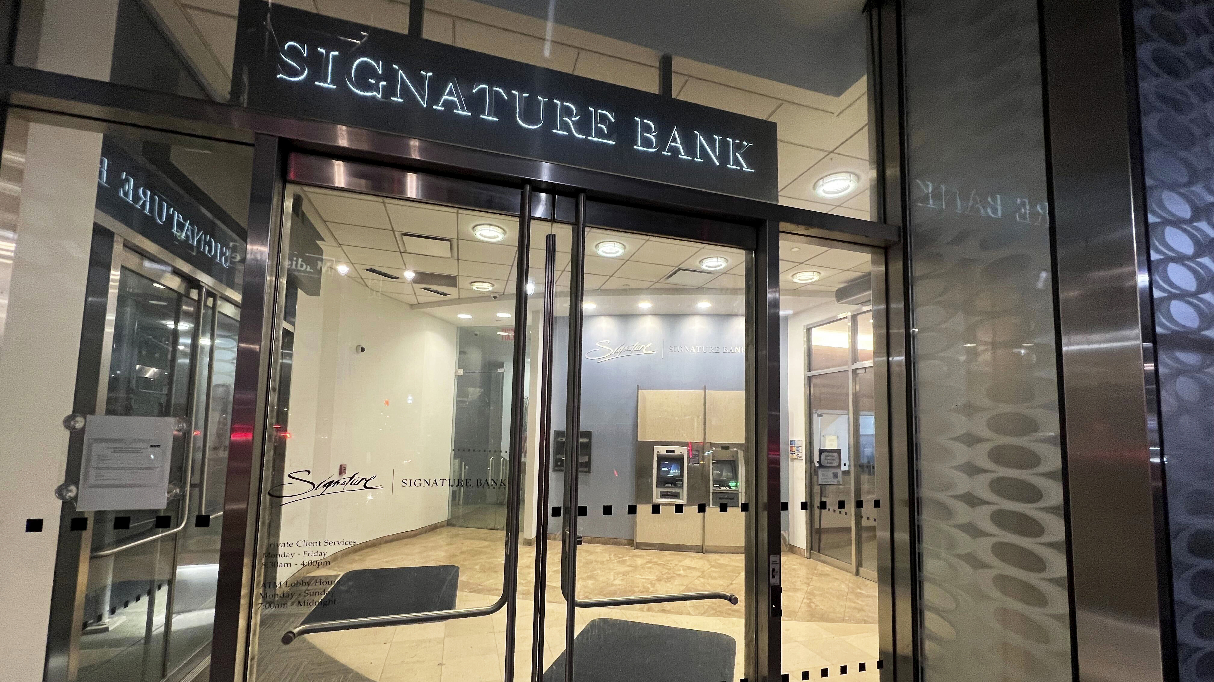 Una sucursal de Signature Bank en Nueva York.  Los reguladores anunciaron que el banco con sede en Nueva York había quebrado y estaba siendo embargado. 
