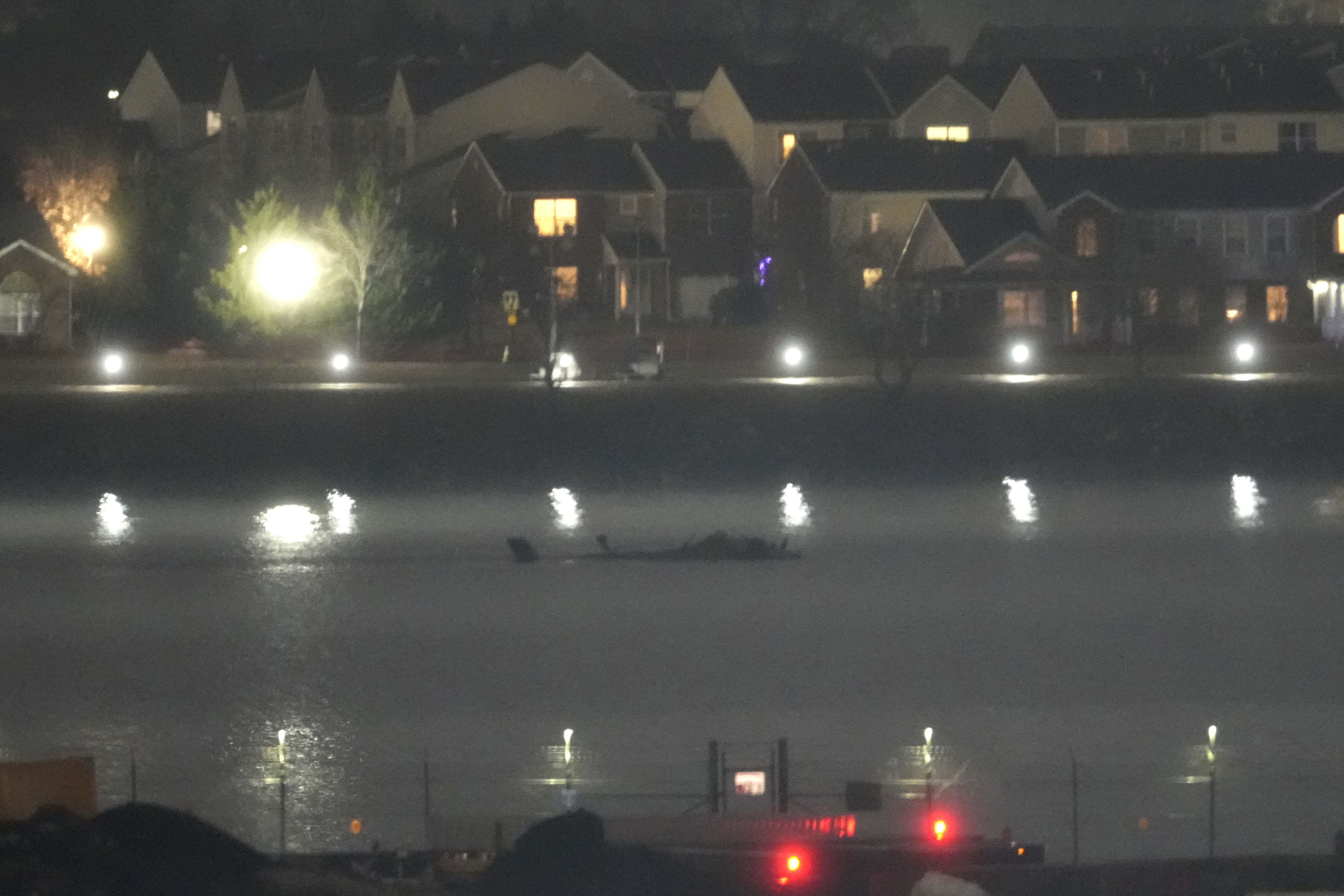 Los restos de un helicóptero Black Hawk se muestran en el río Potomac desde el Aeropuerto Nacional Ronald Reagan Washington, el viernes 31 de enero de 2025, en Arlington, Virginia (AP Photo/Alex Brandon)