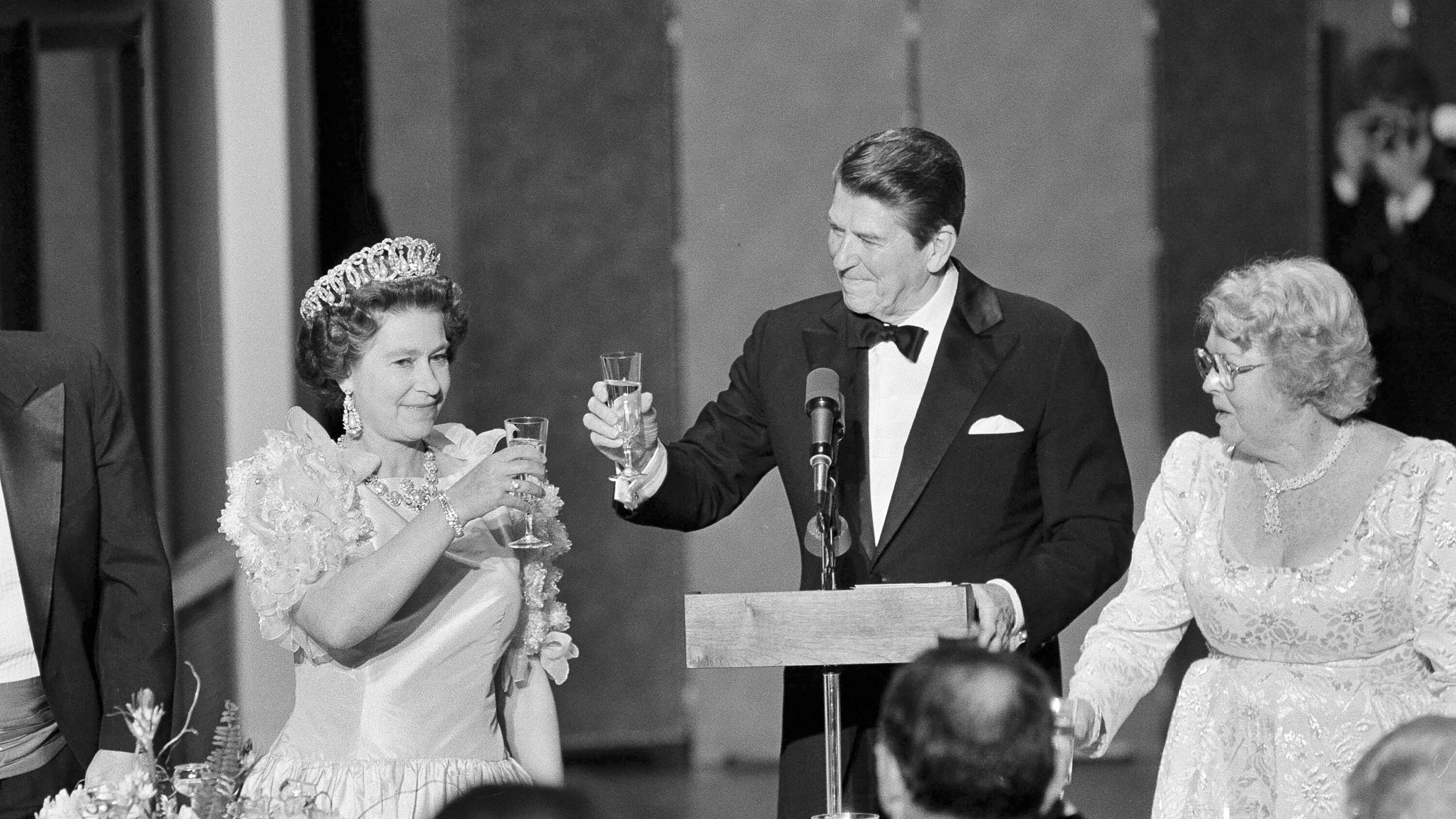 El presidente estadounidense Ronald Reagan y la reina Isabel II