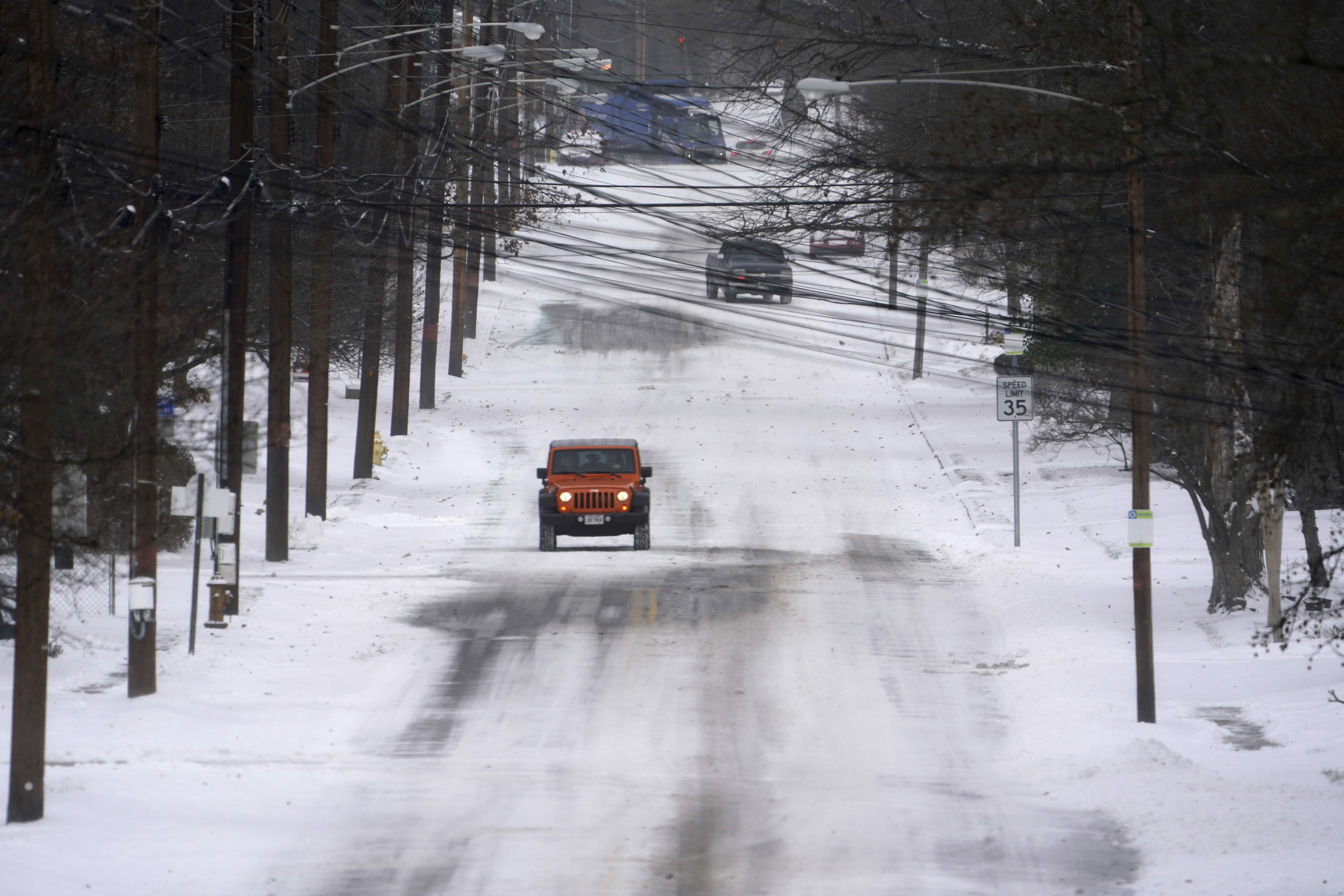 El número de muertos aumenta a 49 mientras la tormenta de nieve azota los EE. UU.