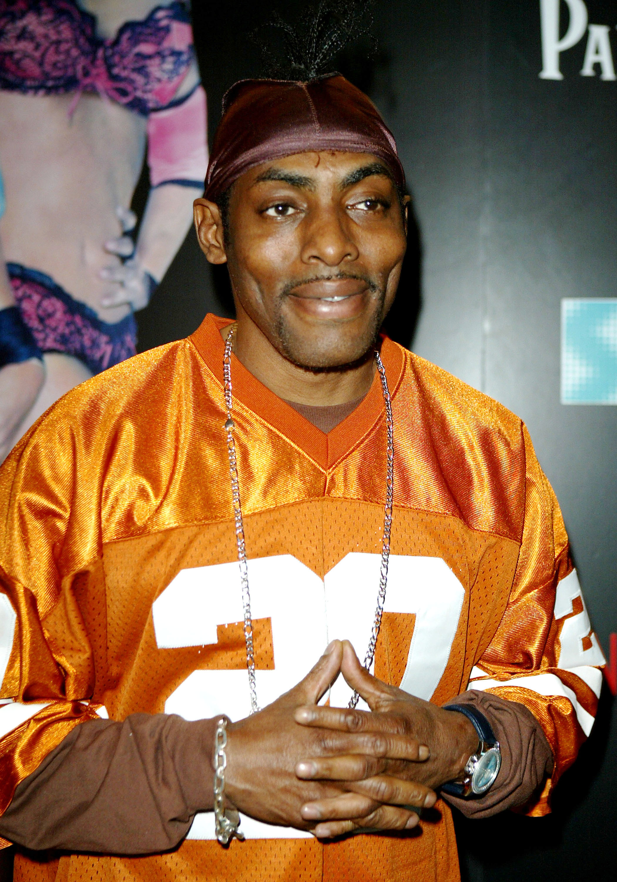 BEVERLY HILLS, CA - 1 DE FEBRERO: Muscian Coolio llega a la primera fiesta anual de Lingerie Bowl presentada por PartyPoker.com en Le Meridian Beverly Hills el 1 de febrero de 2004 en Beverly Hills, California.  (Foto de Frazer Harrison/Getty Images para Horizon Productions) *** Leyenda local *** Coolio