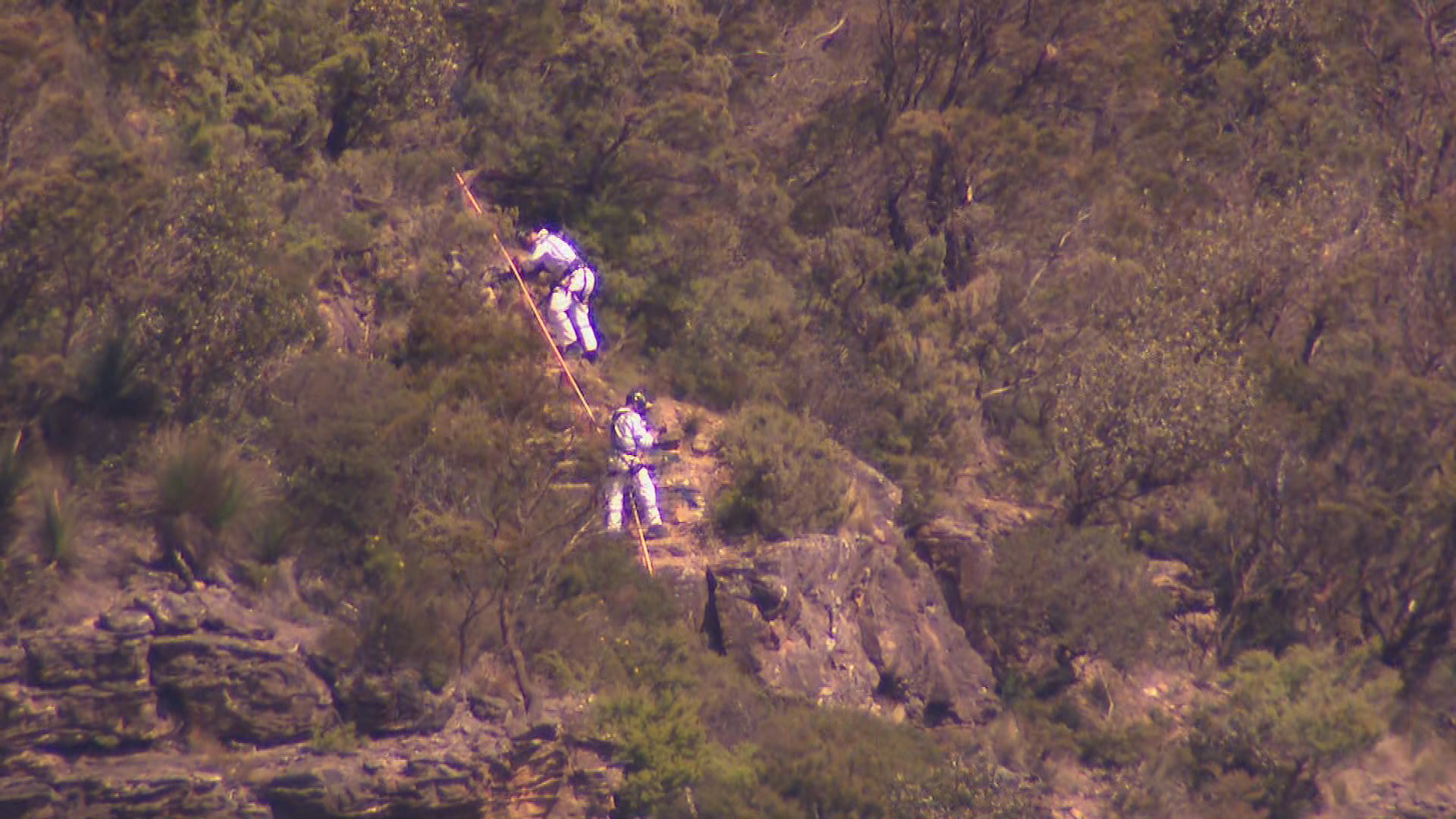 A climber has been killed by a falling rock in the NSW Blue Mountains.Emergency crews are carrying out a dangerous mission to retrieve the body on a cliff face in Leura,