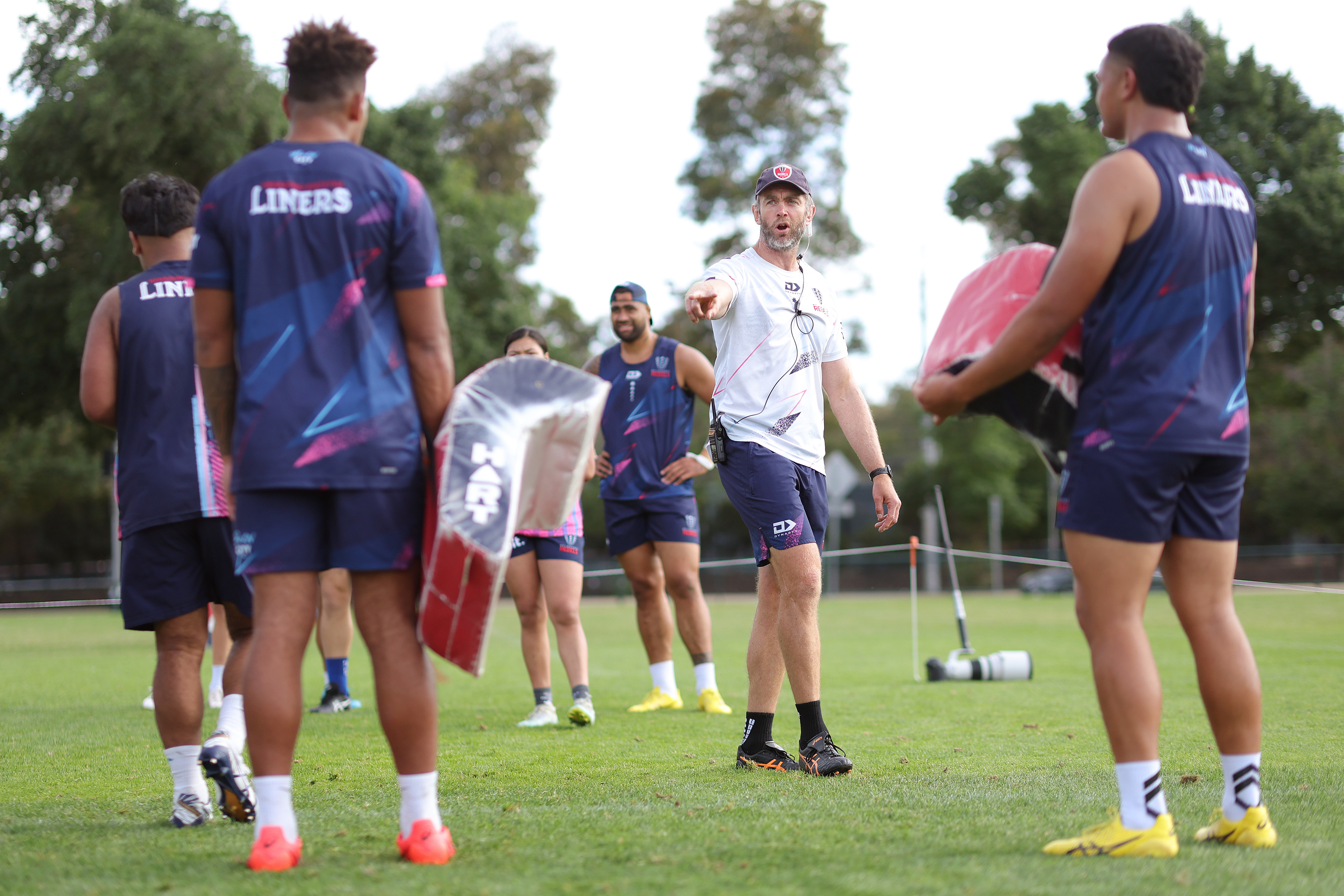 Geoff Parling of the Rebels speaks to players.