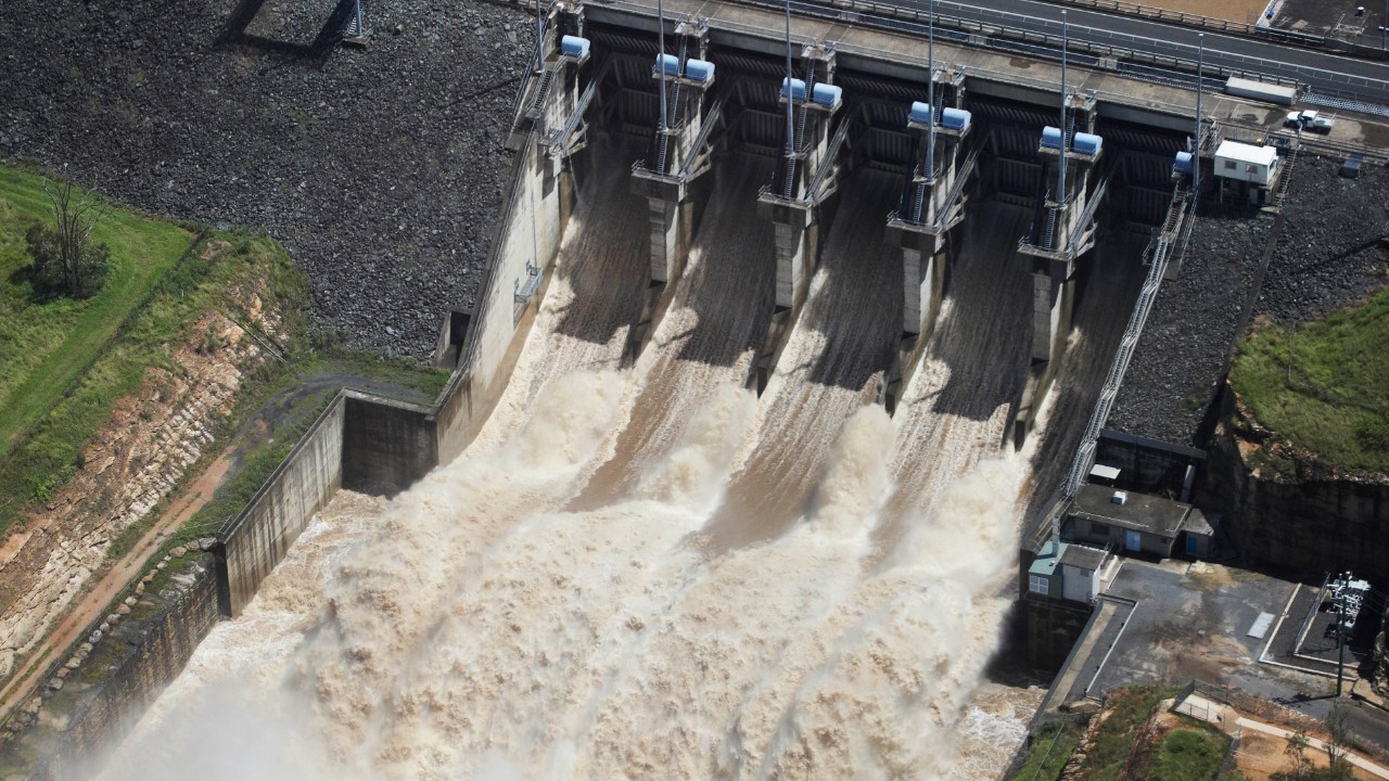 Queensland's Wivenhoe dam falls below 50 per cent for first time in a