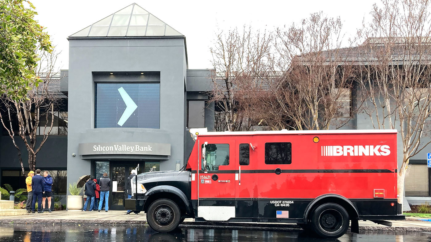 Un camión de Brinks está estacionado afuera de Silicon Valley Bank en Santa Clara, California.