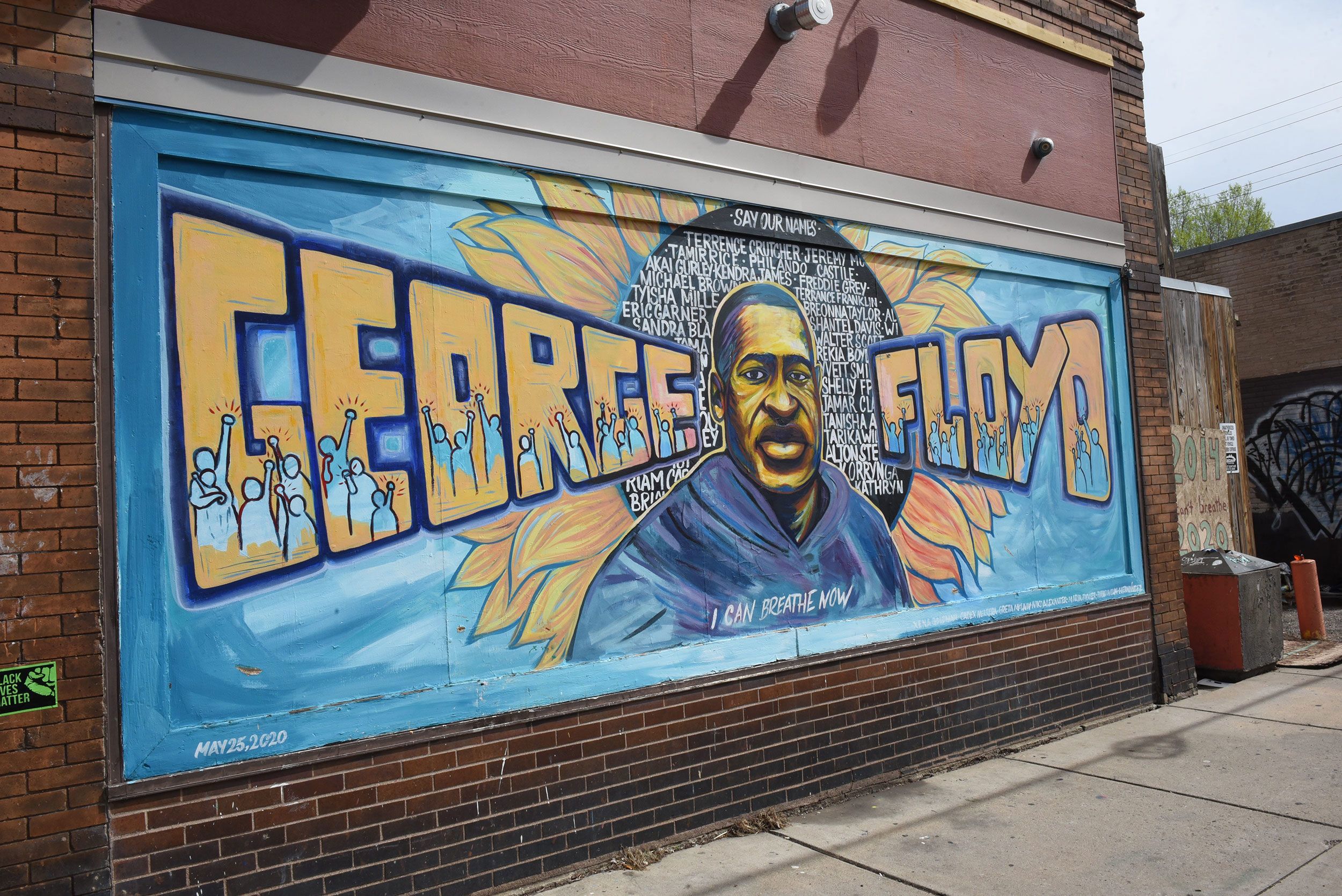 En mayo de 2020, Floyd fue asesinado por el oficial de policía de Minneapolis, Derek Chauvin, justo afuera de esta tienda y provocó protestas a nivel nacional por la brutalidad policial.