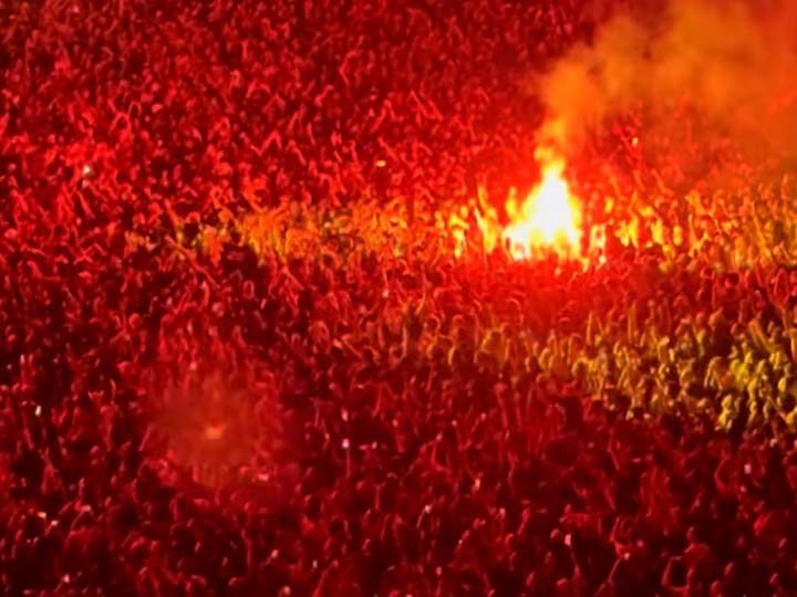 A flare was thrown at the first Oasis concert in Melbourne.