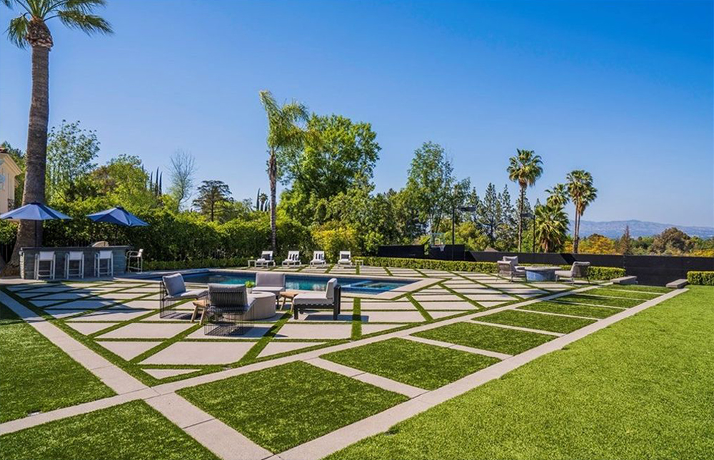 Former World No. 1 tennis player, Naomi Osaka, has bought former boy-band star Nick Lachey's LA mansion.